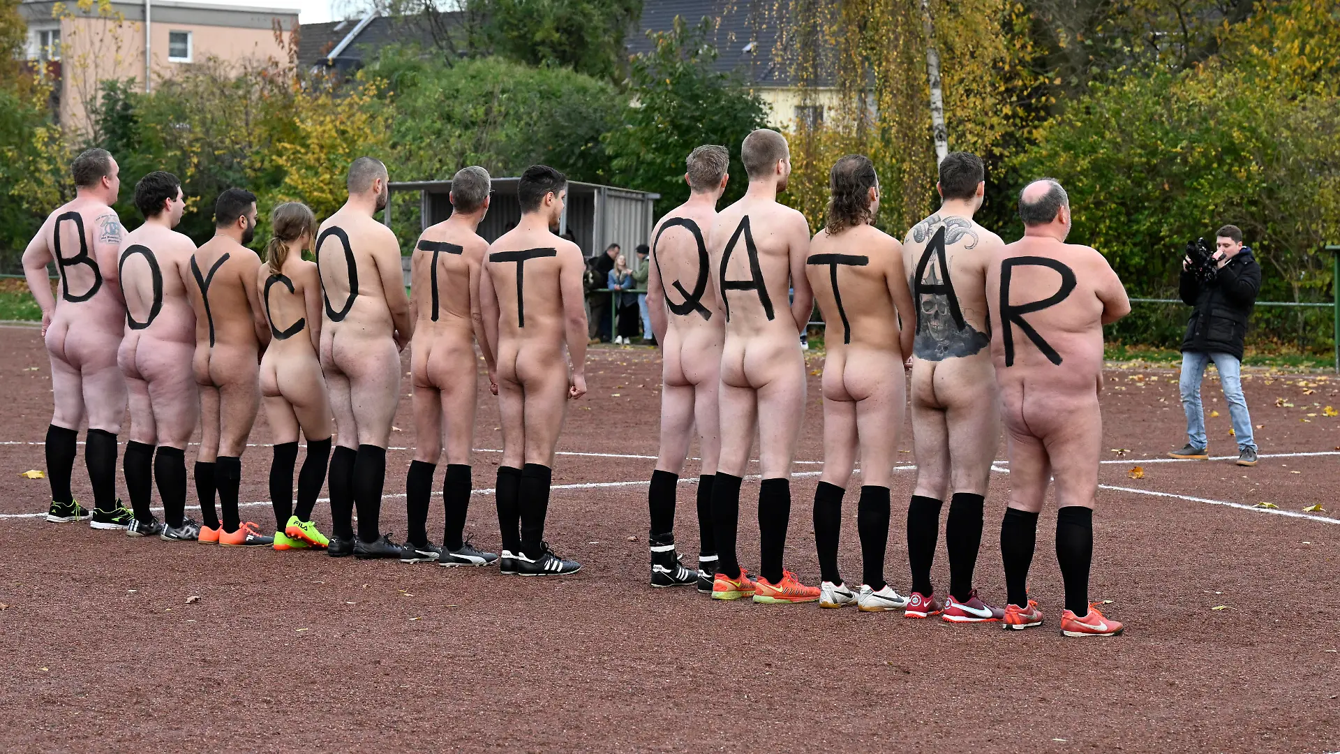 Spieler der deutschen NACKtionalmannschaft lassen sich nackt vor dem Spiel gegen die Ballfreude Bergeborbeck als Protest gegen die Fußball-WM 2022 in Katar fotografieren. Initiiert wird das «Kunst-Fussball-Spiel» von Aktionskünstler Starczewski. Die Spieler tragen auf dem nackten Rücken große Buchstaben gemalt, die zusammen « BOYCOTT QATAR» ergeben.
