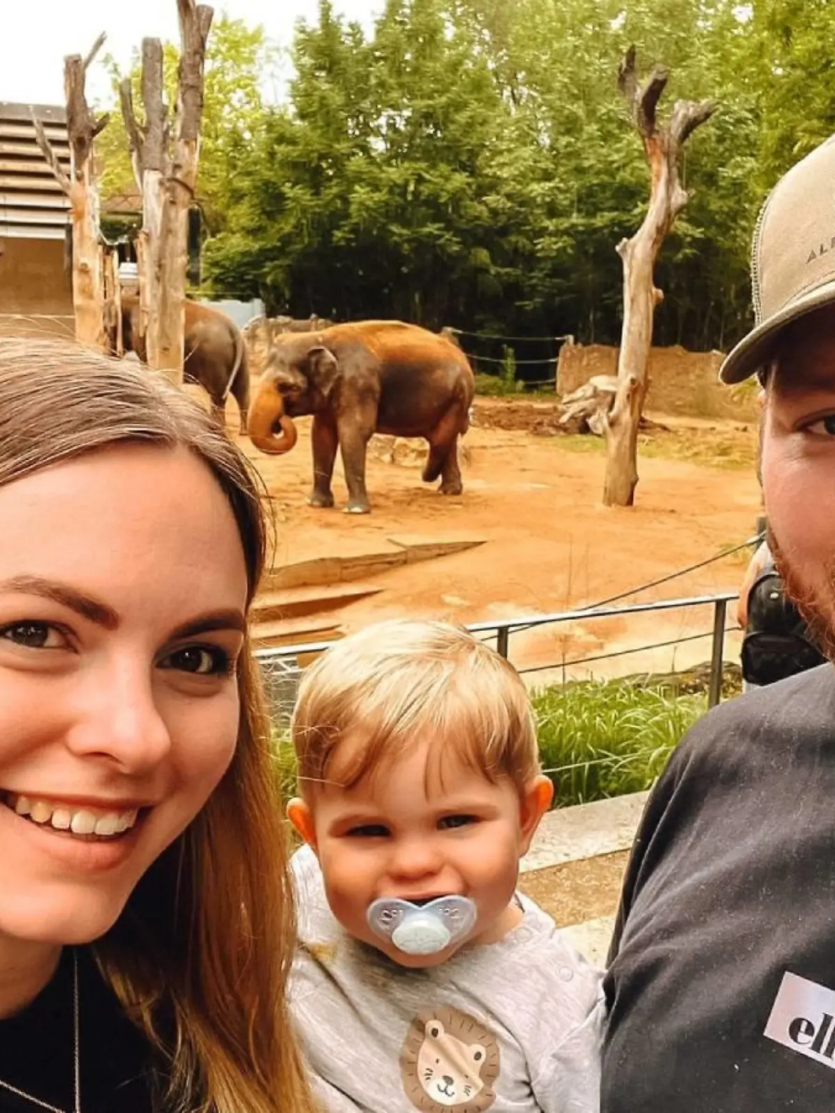 Karolina Deiß mit ihrem Ehemann Alex und Söhnchen Leon im Zoo.