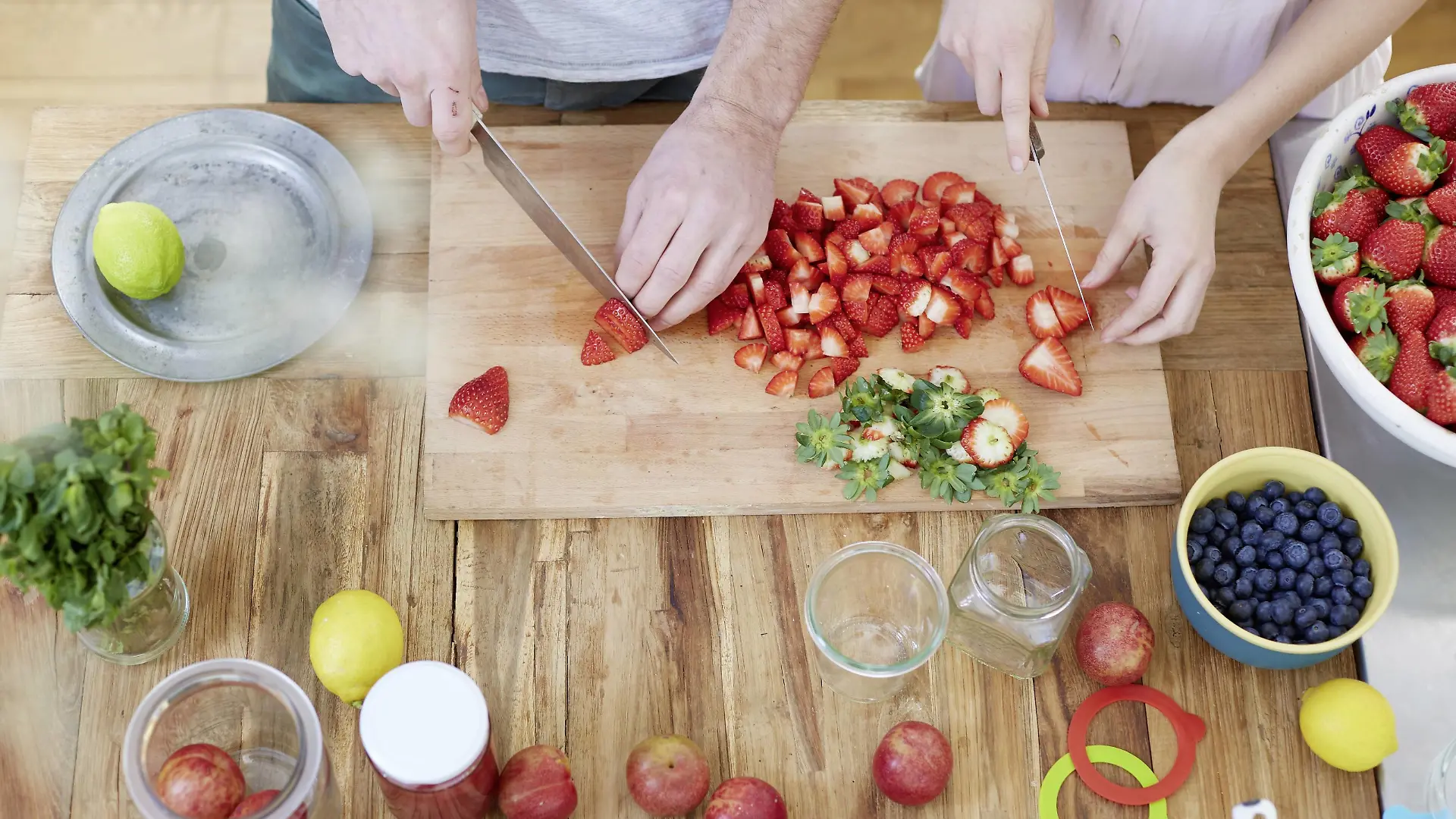 Couple cutting strawberries in kitchen model released Symbolfoto property released PUBLICATIONxINxGERxSUIxAUTxHUNxONLY FMKF002390
COUPLE Cutting Strawberries in Kitchen Model released Symbolic image Property released PUBLICATIONxINxGERxSUIxAUTxHUNxONLY FMKF002390