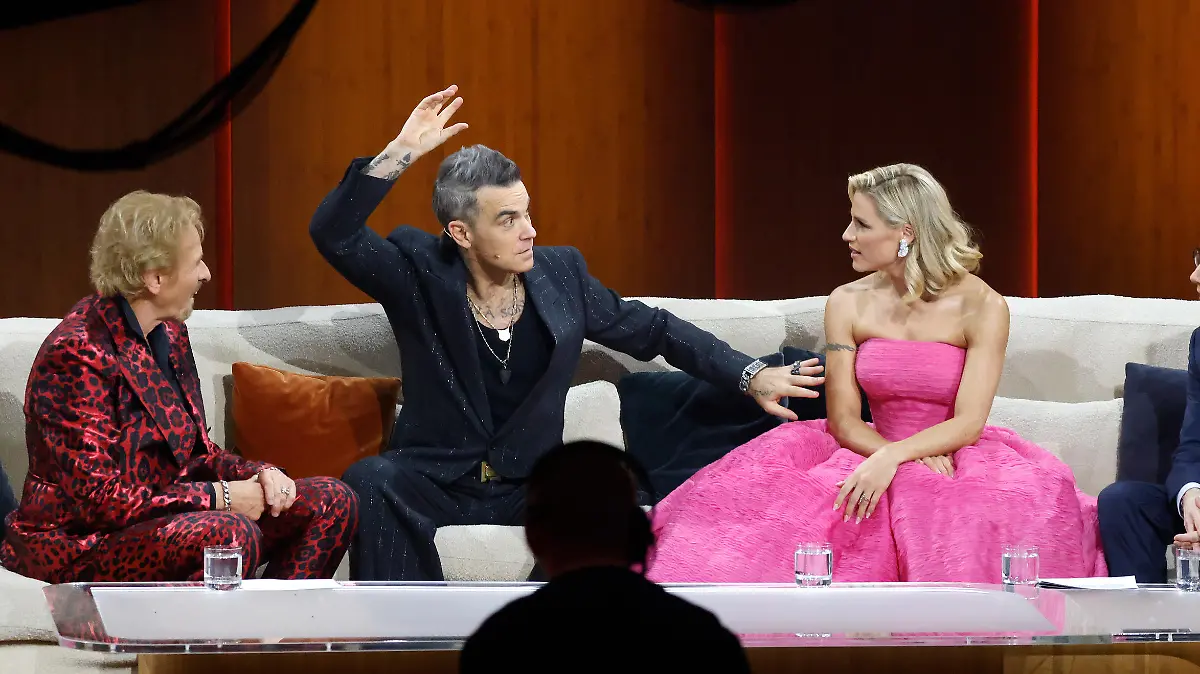 Der britische Popstar Robbie Williams (2.v.l.) sitzt bei der ZDF-Show "Wetten, dass..?" mit Thomas Gottschalk (l), Michelle Hunziker, Comedian Michael «Bully» Herbig (2.v.l.) und Schauspieler Christoph Maria Herbst auf dem Sofa. Nach dem erfolgreichen Comeback im November 2021 gibt es auch 2022 eine Wiederauflage der legendären ZDF-Samstagabendshow.