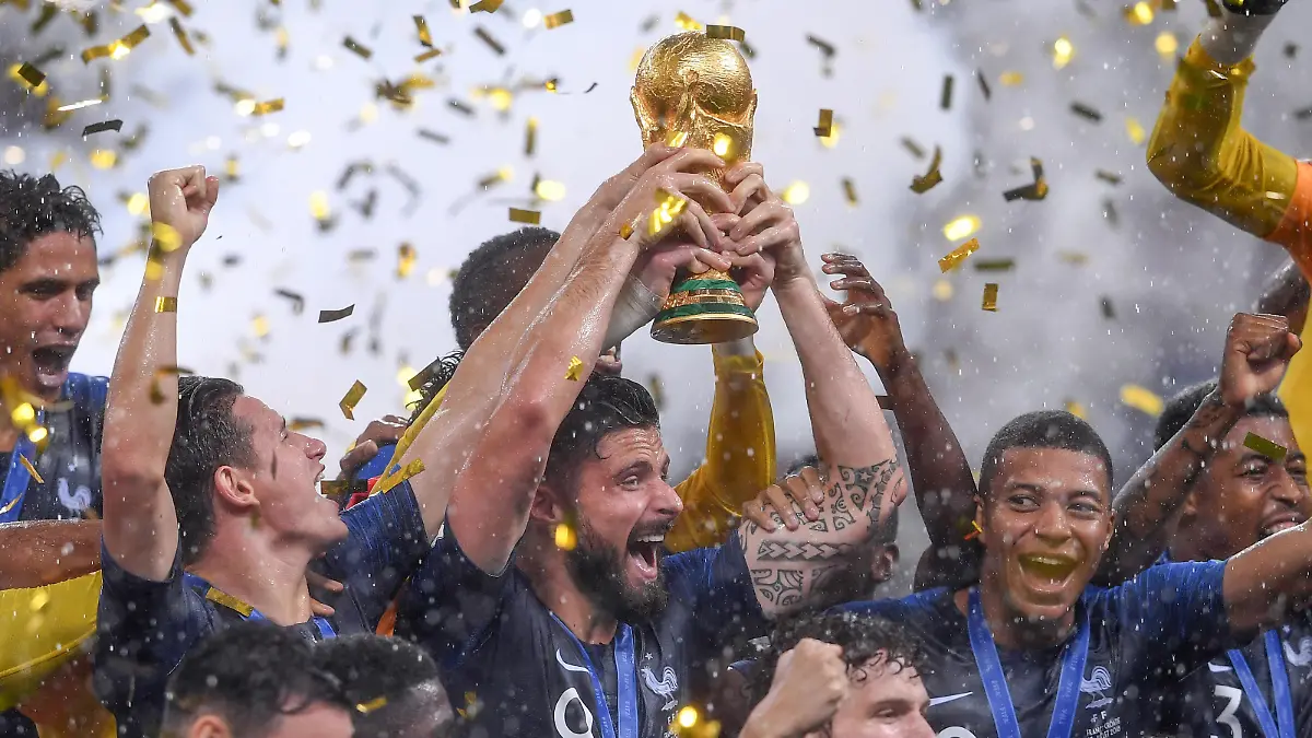 FUSSBALL WM 2018 FINALE ------- Frankreich - Kroatien 15.07.2018 Frankreich ist Weltmeister 2018 und Olivier Giroud (Frankreich) reisst den WM Pokal in die Hoehe und Kylian Mbappe (re) jubelt mit. FOTO: ULMER Pressebildagentur/Markus Ulmer xxNOxMODELxRELEASExx