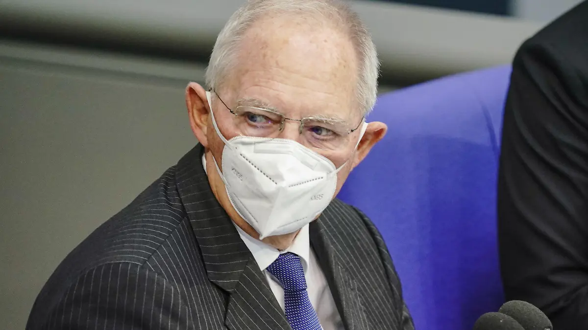 29.10.2020, Berlin: Wolfgang Schäuble (CDU), Bundestagspräsident, verfolgt mit Maske die Debatte nach der Regierungserklärung von Kanzlerin Merkel zur Bewältigung der Corona-Pandemie. Foto: Michael Kappeler/dpa +++ dpa-Bildfunk +++