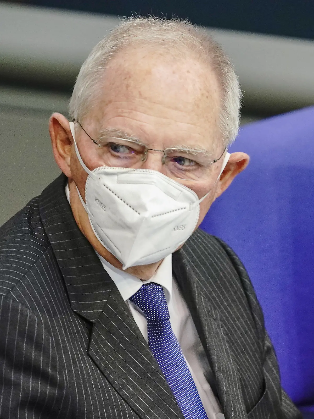 29.10.2020, Berlin: Wolfgang Schäuble (CDU), Bundestagspräsident, verfolgt mit Maske die Debatte nach der Regierungserklärung von Kanzlerin Merkel zur Bewältigung der Corona-Pandemie. Foto: Michael Kappeler/dpa +++ dpa-Bildfunk +++