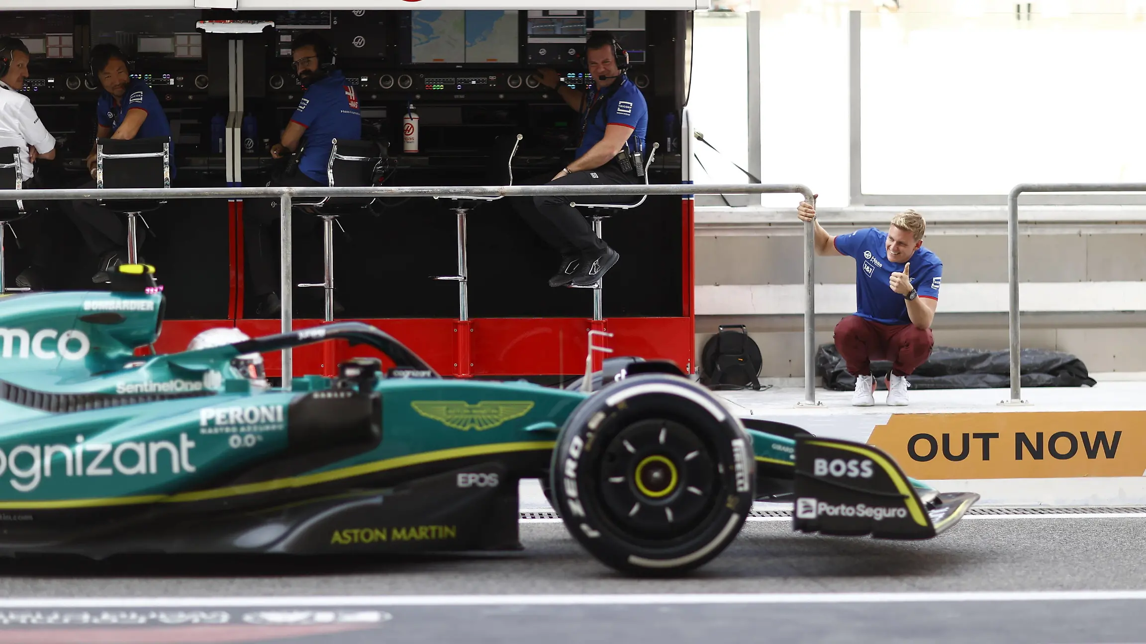  RECORD DATE NOT STATED Formula 1 2022: Abu Dhabi GP YAS MARINA CIRCUIT, UNITED ARAB EMIRATES - NOVEMBER 18: Mick Schumacher, Haas F1 Team thumbs up to Sebastian Vettel, Aston Martin AMR22 during the Abu Dhabi GP at Yas Marina Circuit on Friday November 18, 2022 in Abu Dhabi, United Arab Emirates. Photo by Andy Hone / LAT Images Images PUBLICATIONxINxGERxSUIxAUTxHUNxONLY GP2222_065853_ONY0925