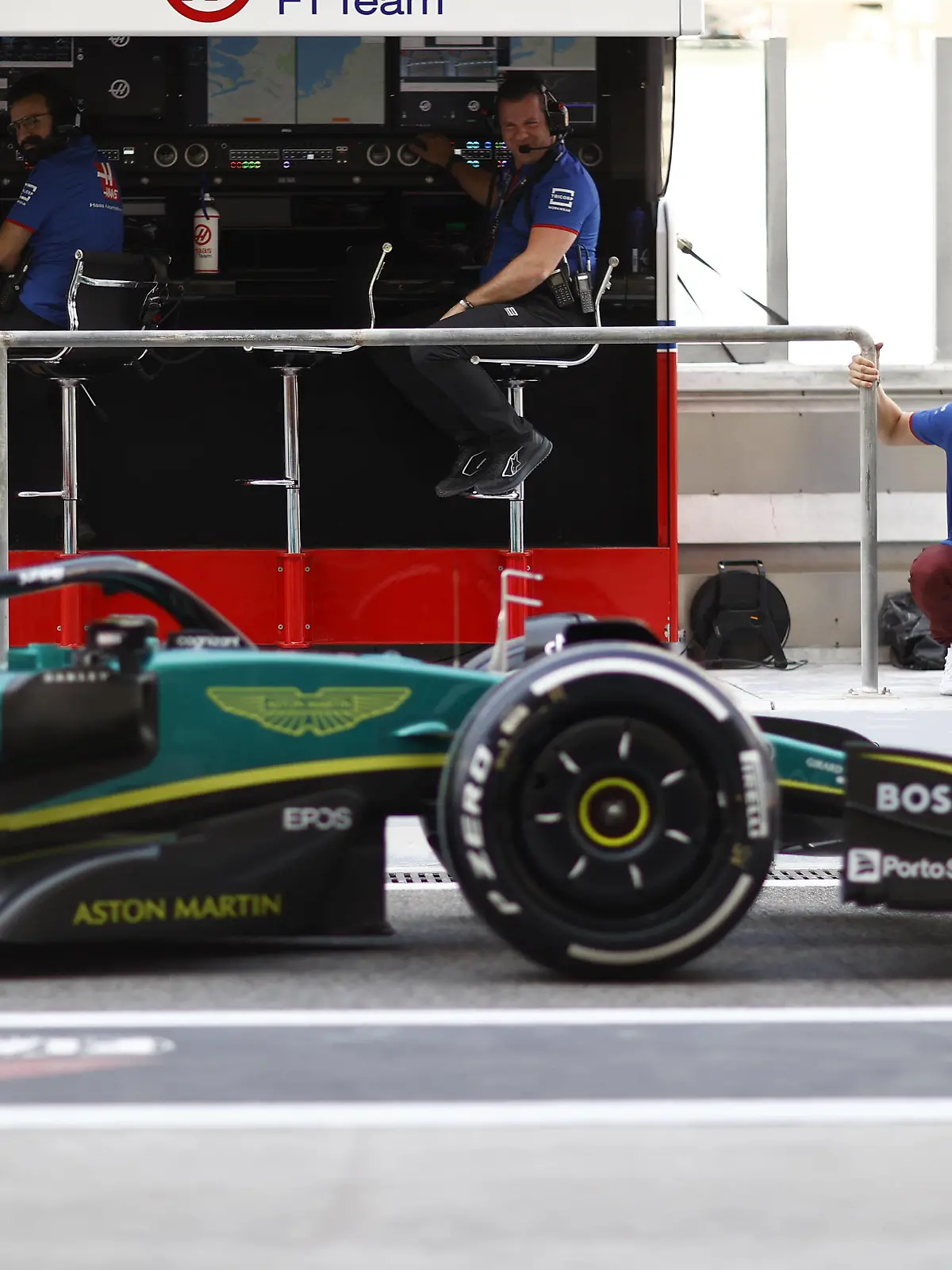  RECORD DATE NOT STATED Formula 1 2022: Abu Dhabi GP YAS MARINA CIRCUIT, UNITED ARAB EMIRATES - NOVEMBER 18: Mick Schumacher, Haas F1 Team thumbs up to Sebastian Vettel, Aston Martin AMR22 during the Abu Dhabi GP at Yas Marina Circuit on Friday November 18, 2022 in Abu Dhabi, United Arab Emirates. Photo by Andy Hone / LAT Images Images PUBLICATIONxINxGERxSUIxAUTxHUNxONLY GP2222_065853_ONY0925