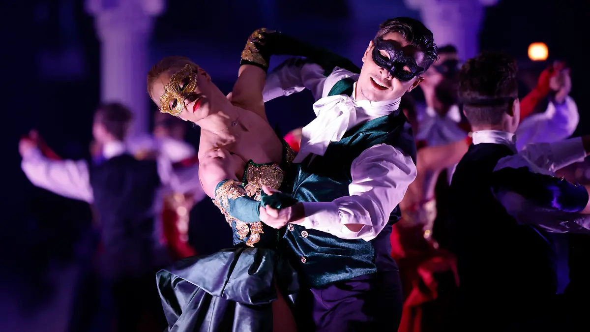 Profi-Tänzerin Kathrin Menzinger und Profi-Tänzer Alexandru Ionel bei der Tanzshow 'Let's Dance: DIE LIVE-TOUR 2022 - Das Original - Live. Mitreißend. Unvergesslich.' in der Lanxess-Arena. Köln, 06.11.2022