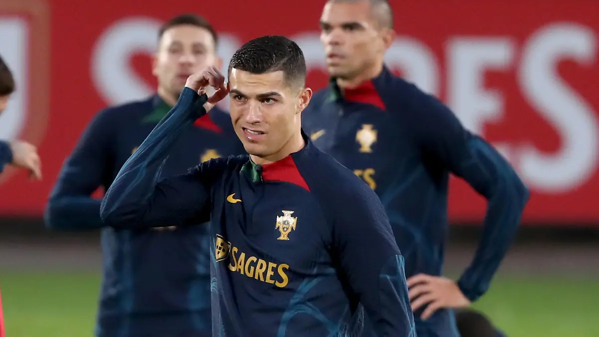 Portugal s football team training session ahead of Qatar 2022 World Cup Portugal s forward Cristiano Ronaldo attends a training session at Cidade do Futebol training camp in Oeiras, Portugal, on November 14, 2022, ahead of the Qatar 2022 World Cup football tournament. Oeiras Portugal PUBLICATIONxNOTxINxFRA Copyright: xPedroxFiuzax originalFilename:fiuza-portugal221114_nppZz.jpg