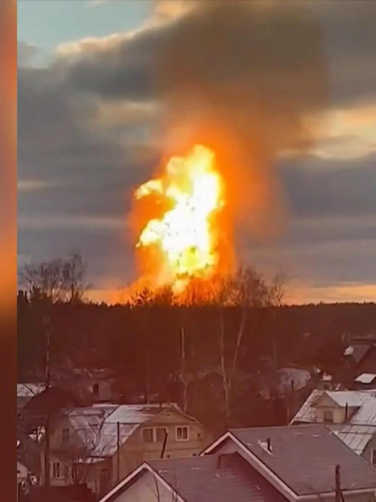 Im Norden von St. Petersburg hat die Explosion einer Gaspipeline ein Großfeuer ausgelöst. Der gewaltige Feuerball war über Kilometer sichtbar, wie im Video zu sehen ist. 