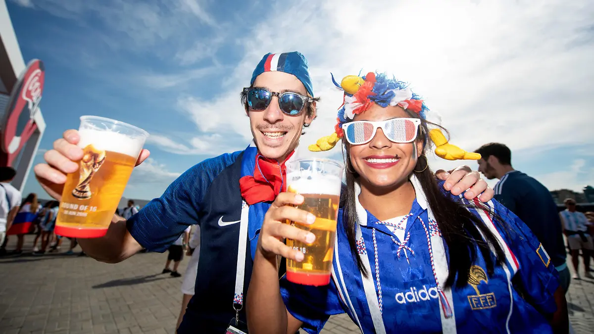 ARCHIV - 30.06.2018, Russland, Kasan: 30.06.2018, Russland, Kasan: Fußball, WM, Achtelfinale, Frankreich - Argentinien in der Kasan-Arena. Fans von Russland stehen vor dem Stadion mit einem Bier. In Katar ist der Alkoholausschank massiv eingeschränkt. (zu dpa: «Bier-Ausschank bei WM: Katar lässt Verkaufszelte woanders aufstellen») Foto: Petter Arvidson/Bildbyran via ZUMA Press/dpa +++ dpa-Bildfunk +++