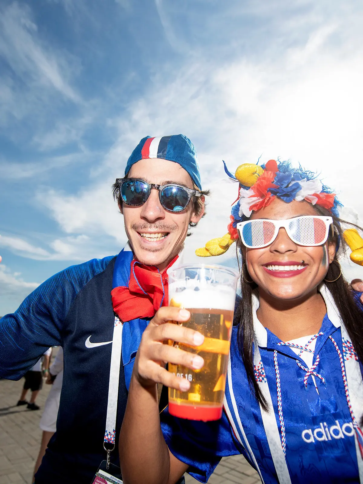 ARCHIV - 30.06.2018, Russland, Kasan: 30.06.2018, Russland, Kasan: Fußball, WM, Achtelfinale, Frankreich - Argentinien in der Kasan-Arena. Fans von Russland stehen vor dem Stadion mit einem Bier. In Katar ist der Alkoholausschank massiv eingeschränkt. (zu dpa: «Bier-Ausschank bei WM: Katar lässt Verkaufszelte woanders aufstellen») Foto: Petter Arvidson/Bildbyran via ZUMA Press/dpa +++ dpa-Bildfunk +++