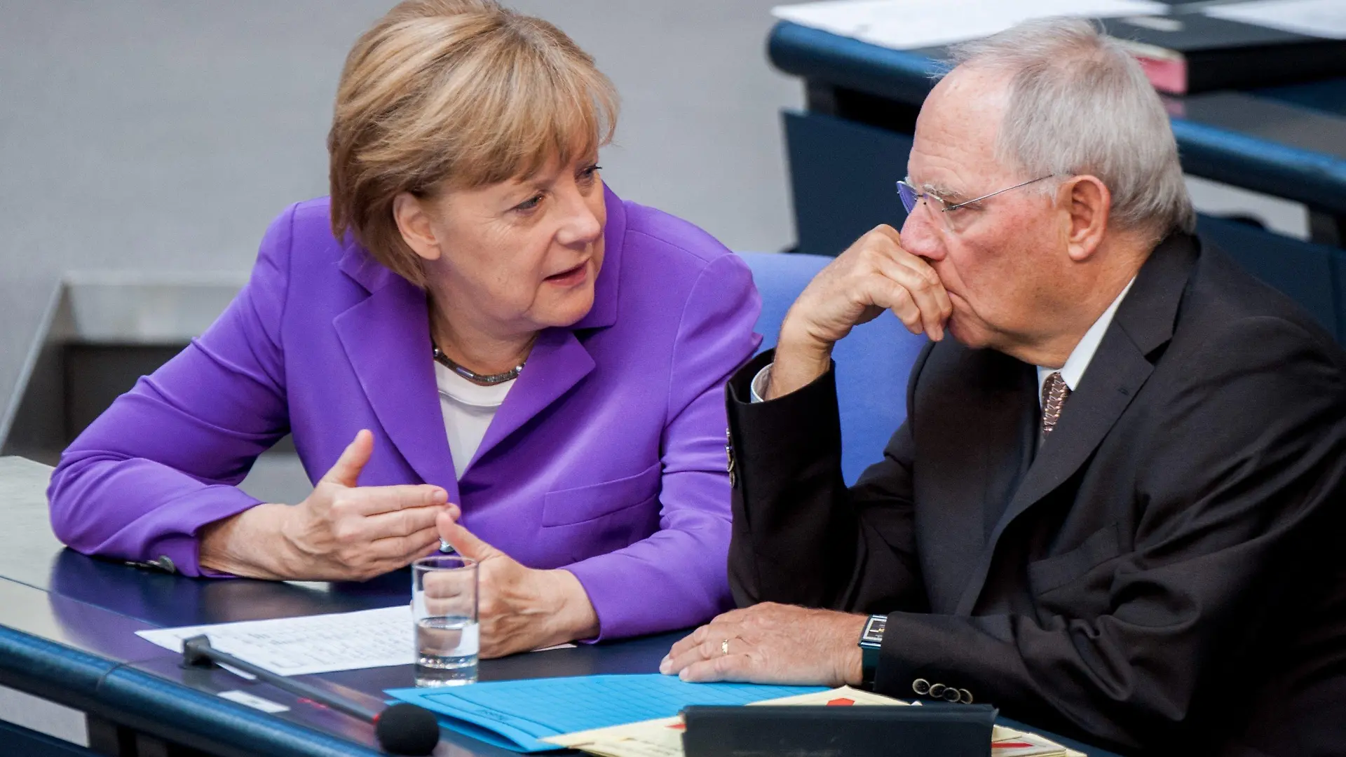 ARCHIV - Bundeskanzlerin Angela Merkel (CDU) und Bundesfinanzminister Wolfgang Schäuble (CDU) unterhalten sich am 08.05.2014 im Bundestag in Berlin. Die Bundesregierung setzt darauf, dass Griechenland auch nach einem Wahlsieg des Linksbündnisses Syriza die Sparvorgaben der internationalen Geldgeber erfüllt. Foto: Hauke-Christian Dittrich/dpa (zu dpa "Bundesregierung erwartet von Athen Fortsetzung des Sparkurses" vom 04.01.2015) +++(c) dpa - Bildfunk+++