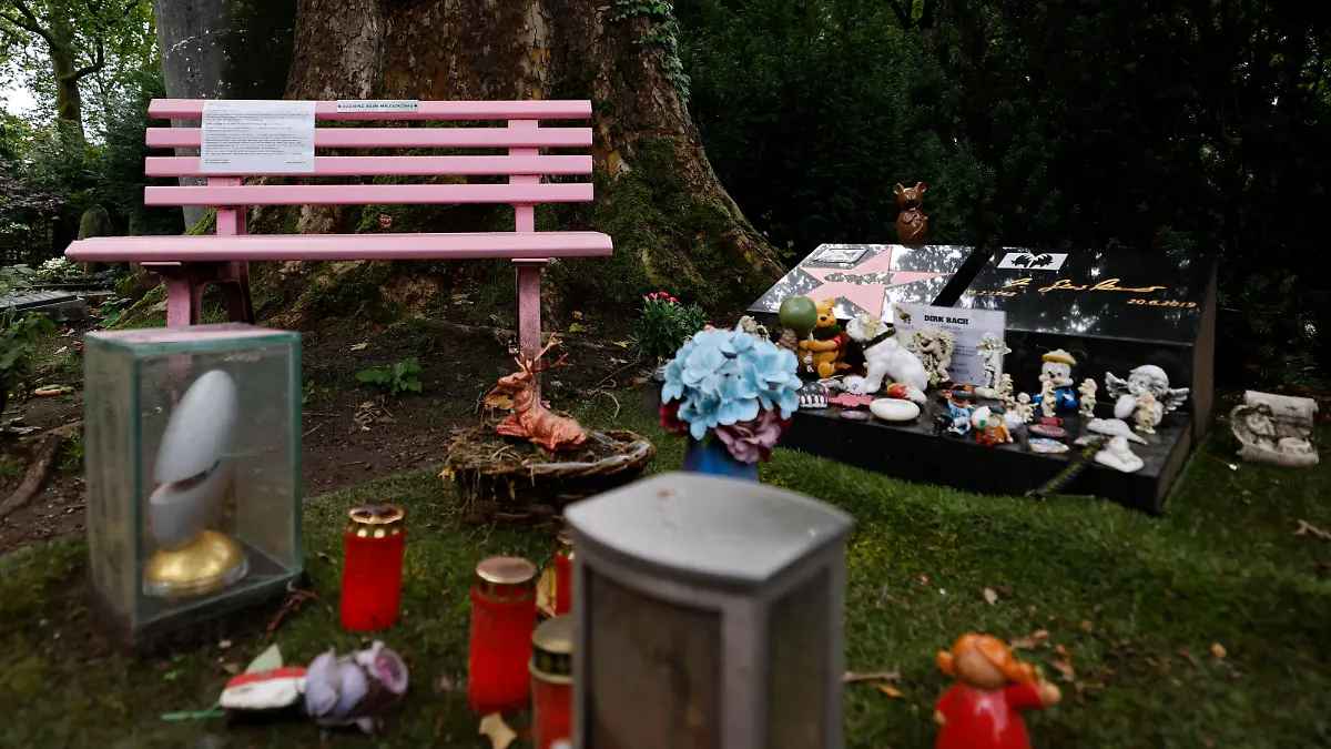 Das Grab von Dirk Bach auf dem Melaten-Friedhof. Der Entertainer war 2012 unerwartet in Folge von Herzproblemen mit 51 Jahren gestorben. Immer wieder bringen Freunde und Fans kleine Figürchen vorbei oder haben auf der rosa Bank am Grab eine Audienz beim Mausekönig . Nun hat die Stadt Köln einen Zettel an der rosa Bank angebracht, der dazu auffordert, die Bank bis zum 8. September 2023 zu entfernen. Köln, 12.08.2023 NRW Deutschland *** The grave of Dirk Bach at the Melaten cemetery The entertainer had died unexpectedly in 2012 as a result of heart problems at the age of 51 Again and again friends and fans bring small figurines or have an audience with the Mouse King on the pink bench at the grave Now the city of Cologne has attached a n Copyright: xChristophxHardtx