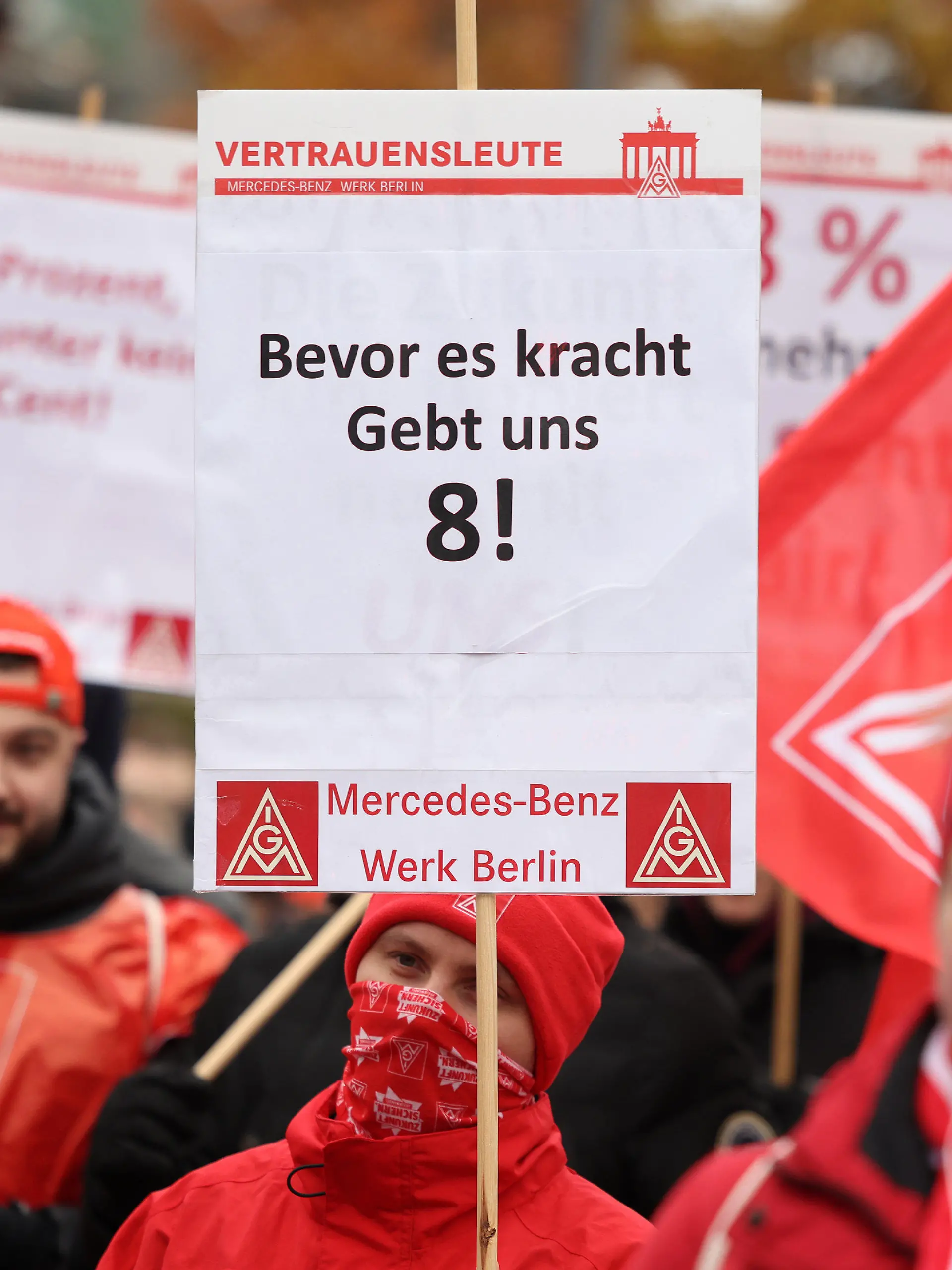 17.11.2022, Berlin: Warnstreik der Beschäftigten vor dem Mercedes-Benz Werk Berlin und Auftakt der Demonstration am Warnstreiktag der IG Metall in Berlin, Brandenburg und Sachsen zur Tarifrunde Metall- und Elektroindustrie. Foto: Gerald Matzka/dpa +++ dpa-Bildfunk +++