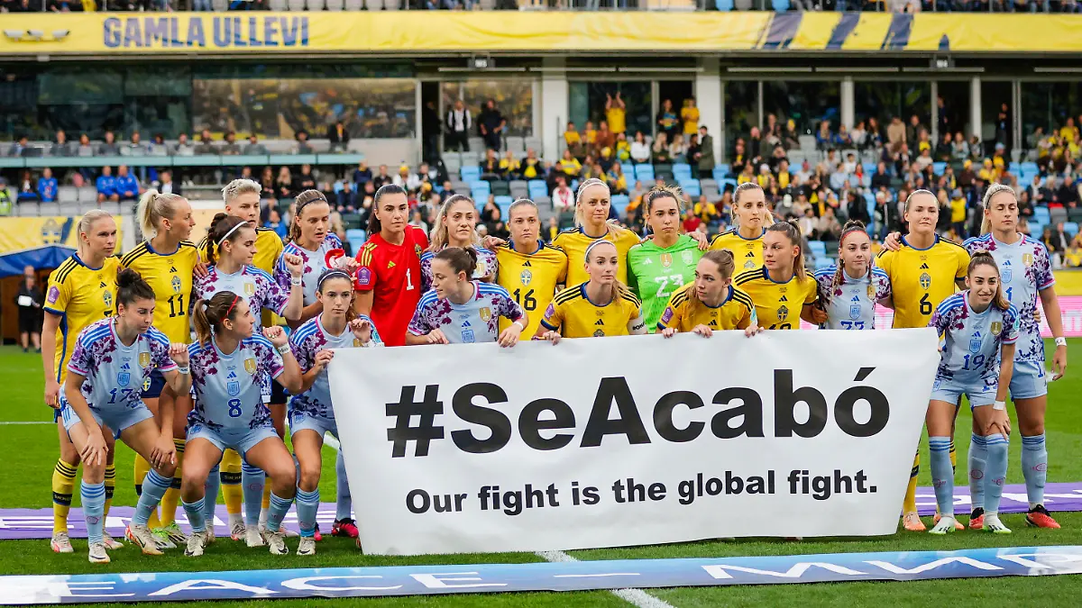 22.09.2023, Schweden, Göteborg: Fußball, Frauen: Nations League A Frauen, Schweden - Spanien, Gruppenphase, Gruppe 4, 1. Spieltag: Die schwedische und die spanische Mannschaft halten ein Banner mit der Aufschrift «#SeAcabo - Our fight is the global fight» (#SchlussDamit - Unser Kampf ist ein globaler Kampf) vor Spielbeginn. Foto: Adam Ihse/TT News Agency/AP +++ dpa-Bildfunk +++