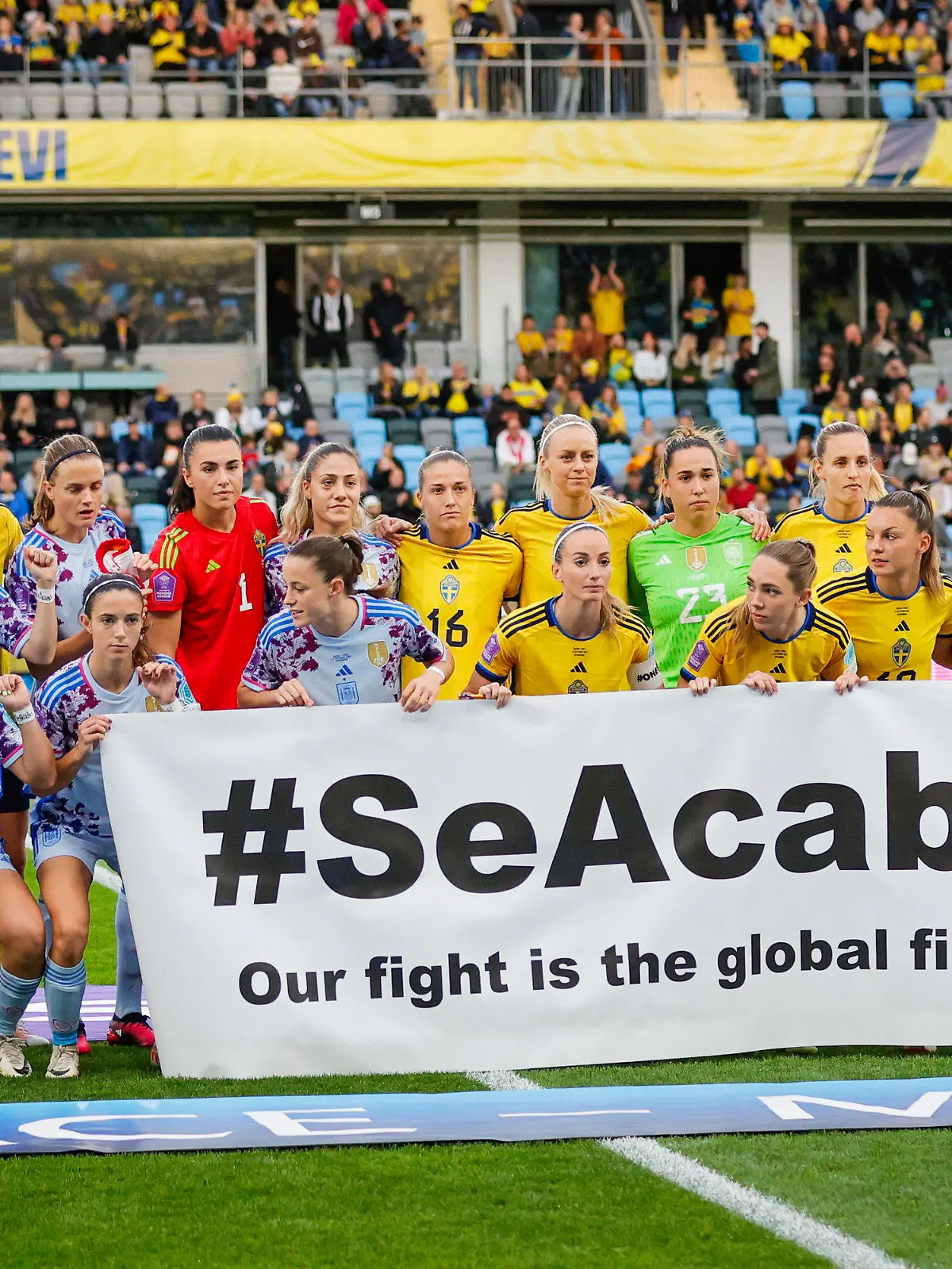 22.09.2023, Schweden, Göteborg: Fußball, Frauen: Nations League A Frauen, Schweden - Spanien, Gruppenphase, Gruppe 4, 1. Spieltag: Die schwedische und die spanische Mannschaft halten ein Banner mit der Aufschrift «#SeAcabo - Our fight is the global fight» (#SchlussDamit - Unser Kampf ist ein globaler Kampf) vor Spielbeginn. Foto: Adam Ihse/TT News Agency/AP +++ dpa-Bildfunk +++
