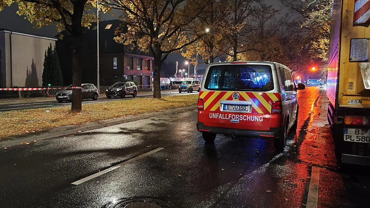 Unfall Tote Frau SUV Renault Mariendorfer Chaussee Buckow