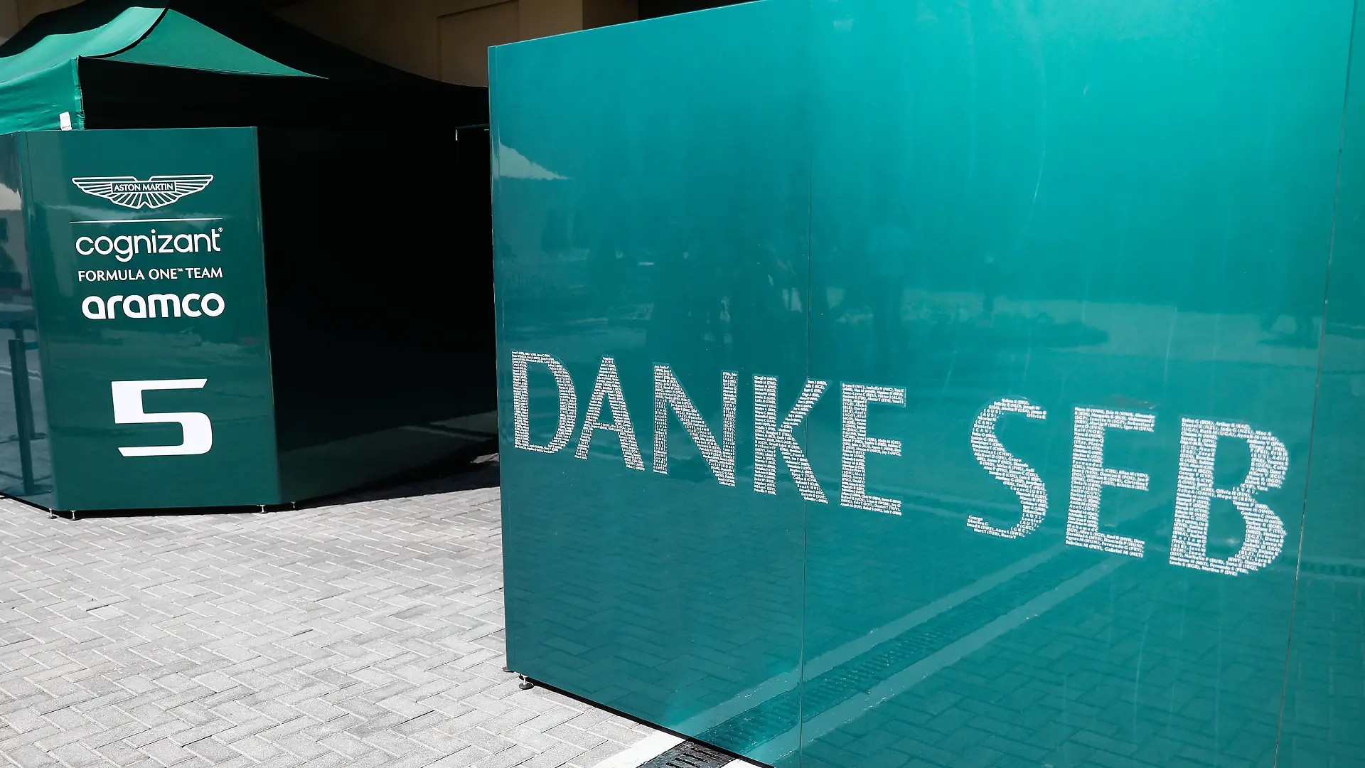 F1 Abu Dhabi Grand Prix Practice Danke Seb sign for Sebastian Vettel is seen in the paddock near the Aston Martin Aramco garage before the practice ahead the Formula 1 Abu Dhabi Grand Prix at Yas Marina Circuit in Abu Dhabi, United Arab Emirates on November 18, 2022. Abu Dhabi United Arab Emirates PUBLICATIONxNOTxINxFRA Copyright: xJakubxPorzyckix originalFilename:porzycki-f1abudha221118_npo9r.jpg
