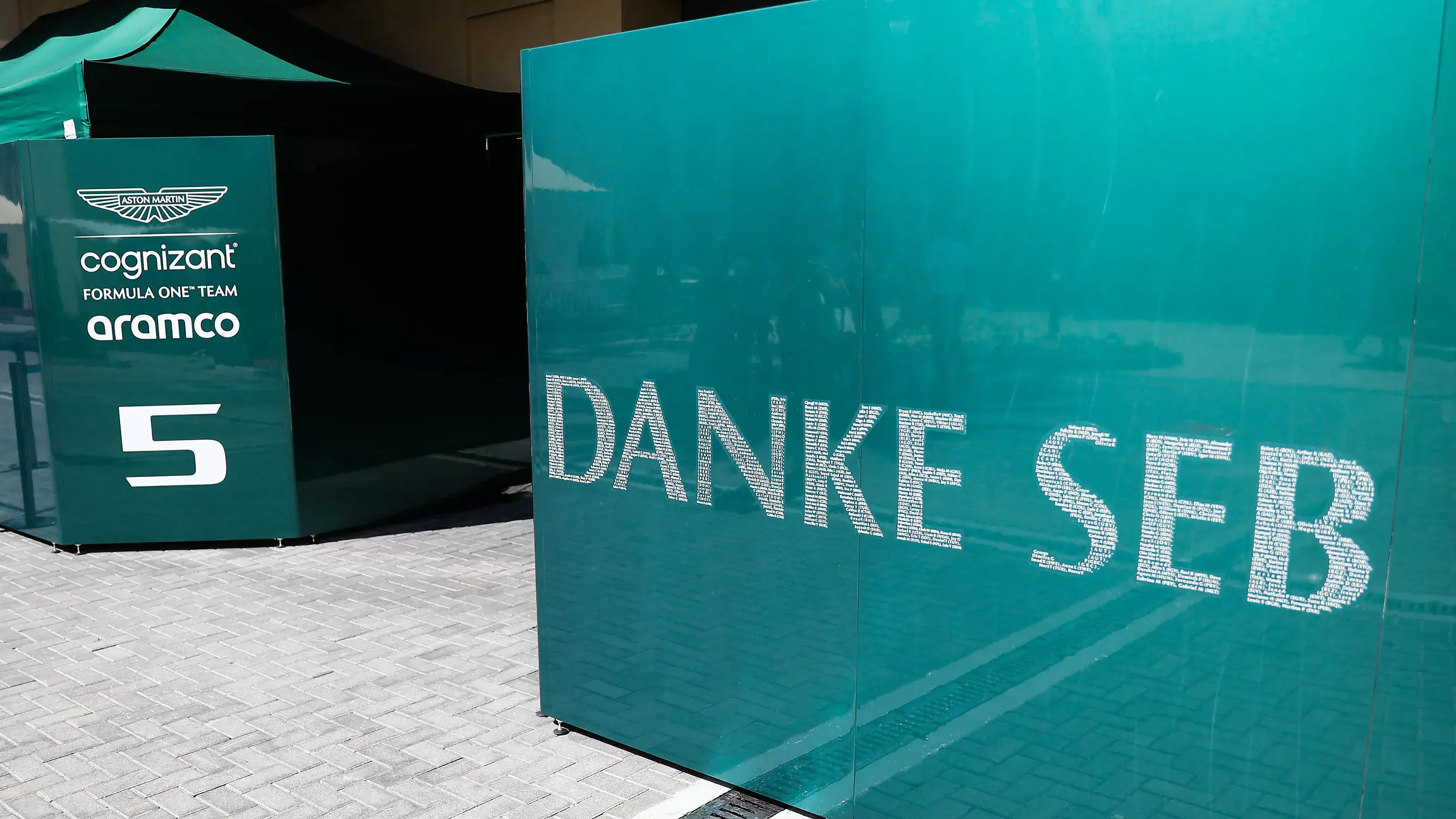  F1 Abu Dhabi Grand Prix Practice Danke Seb sign for Sebastian Vettel is seen in the paddock near the Aston Martin Aramco garage before the practice ahead the Formula 1 Abu Dhabi Grand Prix at Yas Marina Circuit in Abu Dhabi, United Arab Emirates on November 18, 2022. Abu Dhabi United Arab Emirates PUBLICATIONxNOTxINxFRA Copyright: xJakubxPorzyckix originalFilename:porzycki-f1abudha221118_npo9r.jpg