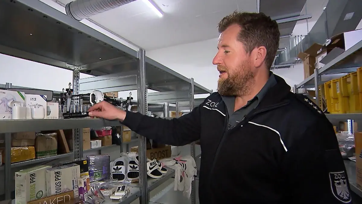 Jens Ahland in der Aservatenkammer der Hauptzollamts Köln.