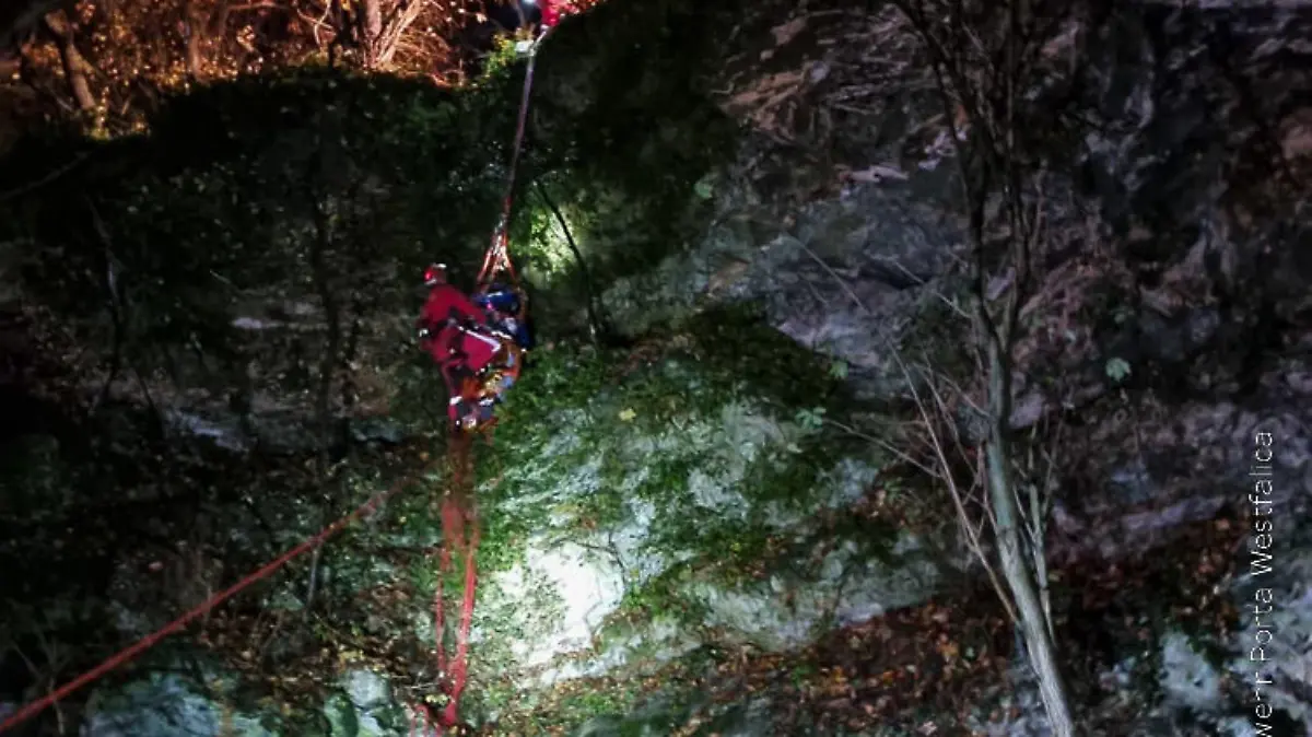 Die Feuerwehr und die Höhenretter mussten den Mann mit einer Schleifkorbtrage retten.