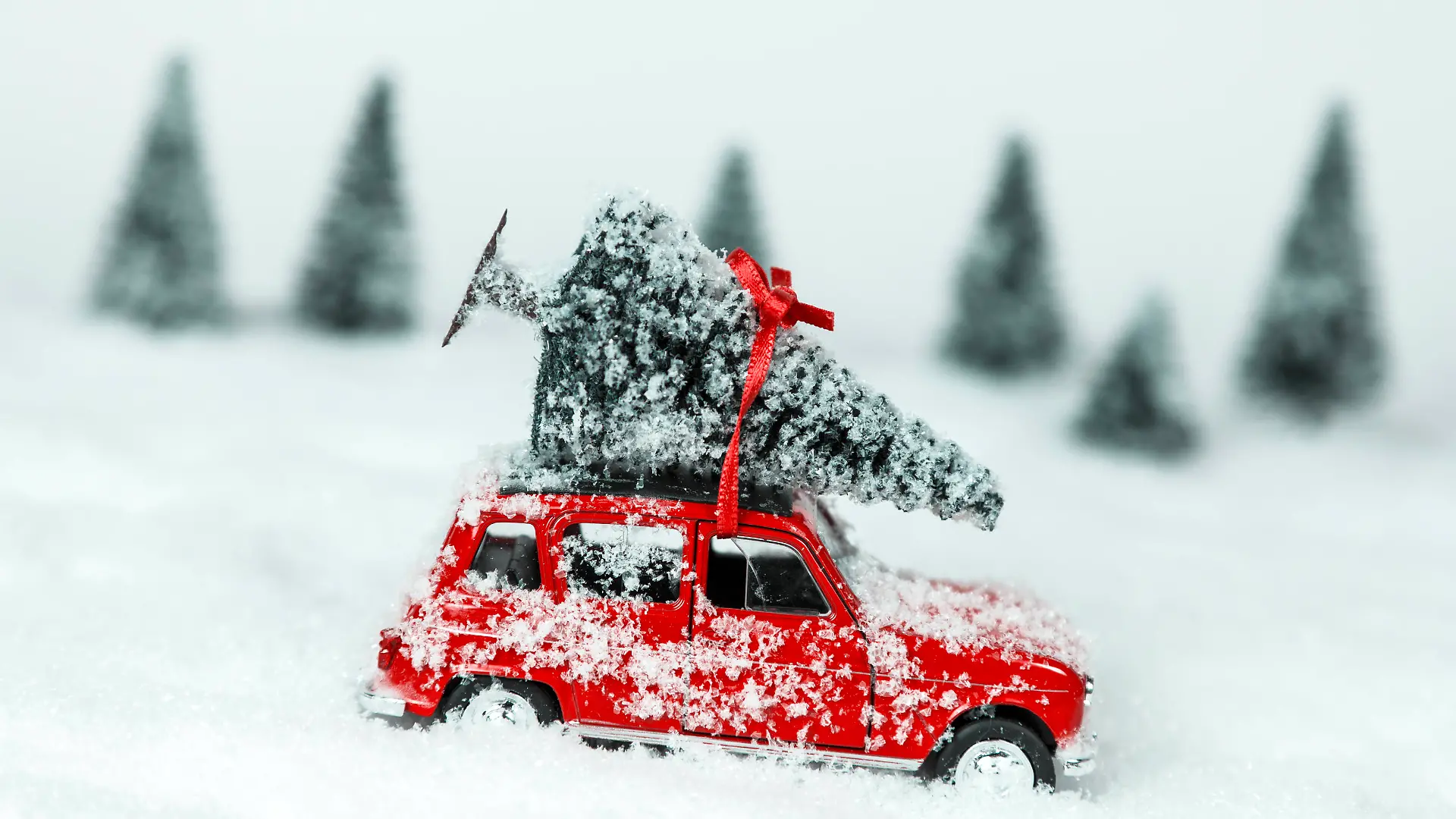 Rotes Auto mit Weihnachtsbaum in einer Schneelandschaft Modellbau Red car with Christmas tree in a snowy landscape model building