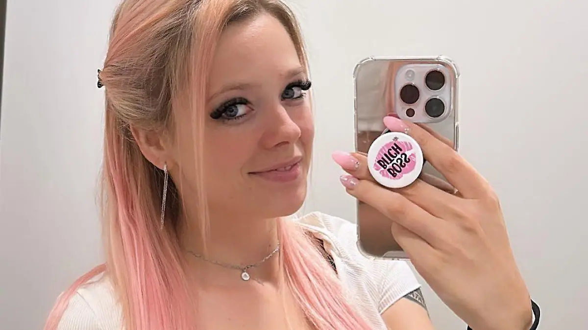 Anne Wünsche mit rosa Haaren.