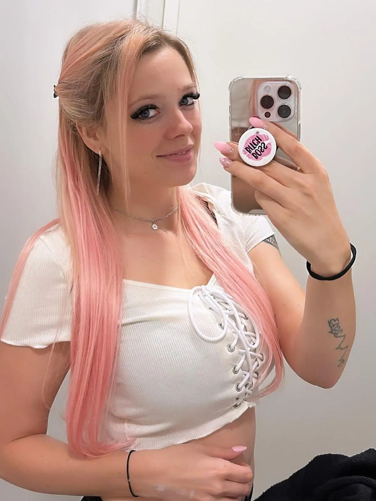 Anne Wünsche mit rosa Haaren.