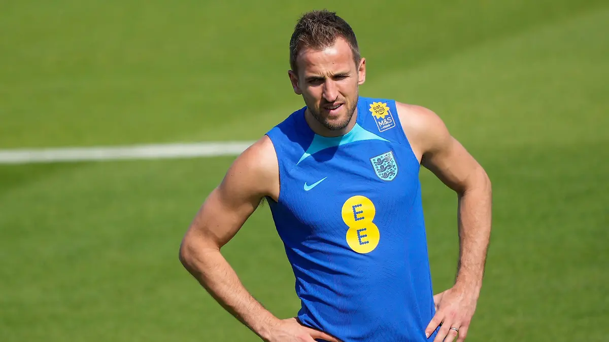 Mandatory Credit: Photo by Dave Shopland/Shutterstock 13622624s England Training Session- Captain Harry Kane Previews and Training, FIFA World Cup, WM, Weltmeisterschaft, Fussball 2022, Football, Qatar - 18 Nov 2022 Editorial Use Only Previews and Training, FIFA World Cup 2022, Football, Qatar - 18 Nov 2022 Editorial Use Only PUBLICATIONxINxGERxSUIxAUTXHUNxGRExMLTxCYPxROMxBULxUAExKSAxONLY Copyright: xDavexShopland/Shutterstockx 13622624s
