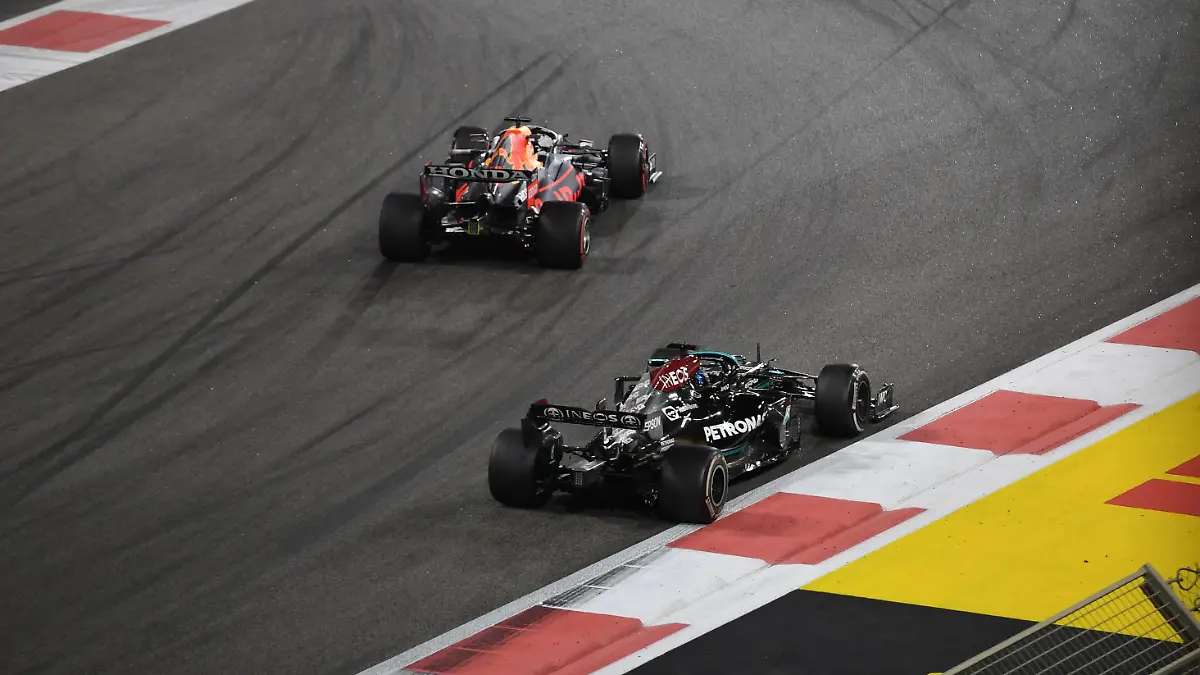 Formula 1 2021: Abu Dhabi GP YAS MARINA CIRCUIT, UNITED ARAB EMIRATES - DECEMBER 12: Max Verstappen, Red Bull Racing RB16B, passes Sir Lewis Hamilton, Mercedes W12, for the lead on the final lap during the Abu Dhabi GP at Yas Marina Circuit on Sunday December 12, 2021 in Abu Dhabi, United Arab Emirates. Photo by Simon Galloway / LAT Images Images PUBLICATIONxINxGERxSUIxAUTxHUNxONLY GP2122_143246SG2_5256