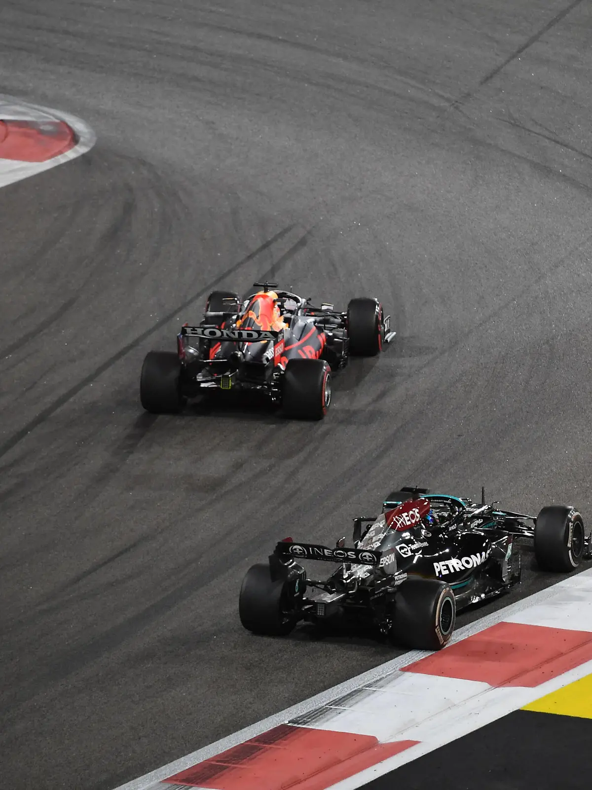  Formula 1 2021: Abu Dhabi GP YAS MARINA CIRCUIT, UNITED ARAB EMIRATES - DECEMBER 12: Max Verstappen, Red Bull Racing RB16B, passes Sir Lewis Hamilton, Mercedes W12, for the lead on the final lap during the Abu Dhabi GP at Yas Marina Circuit on Sunday December 12, 2021 in Abu Dhabi, United Arab Emirates. Photo by Simon Galloway / LAT Images Images PUBLICATIONxINxGERxSUIxAUTxHUNxONLY GP2122_143246SG2_5256