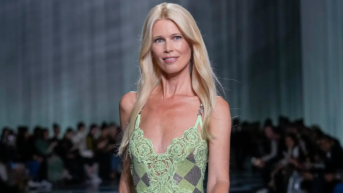 22.09.2023, Italien, Mailand: Claudia Schiffer, Model aus Deutschland, trägt eine Kreation aus der Frühjahr-Sommer-Kollektion 2024 von Versace. Foto: Antonio Calanni/AP/dpa +++ dpa-Bildfunk +++