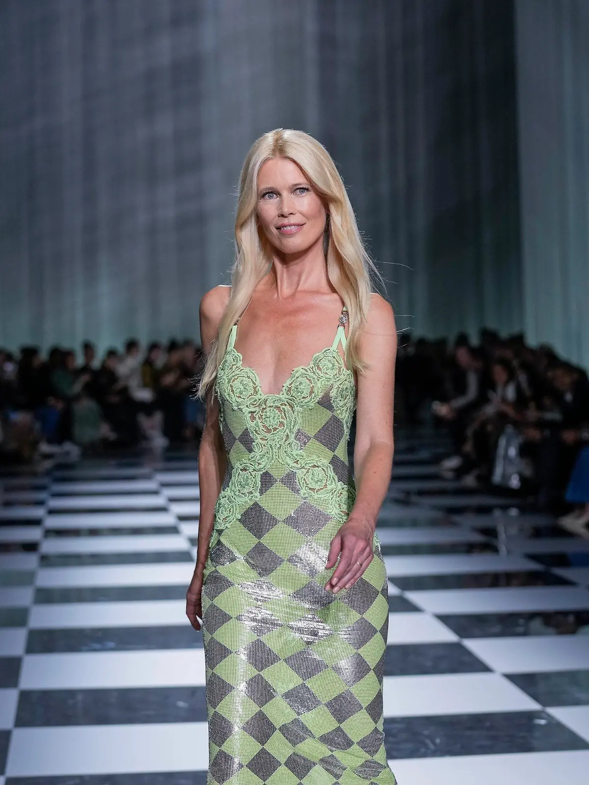 22.09.2023, Italien, Mailand: Claudia Schiffer, Model aus Deutschland, trägt eine Kreation aus der Frühjahr-Sommer-Kollektion 2024 von Versace. Foto: Antonio Calanni/AP/dpa +++ dpa-Bildfunk +++