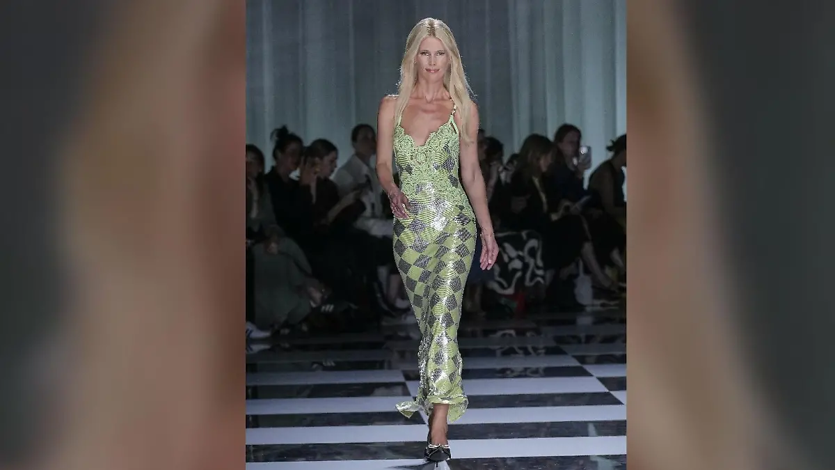 Claudia Schiffer auf dem Versace-Laufsteg.