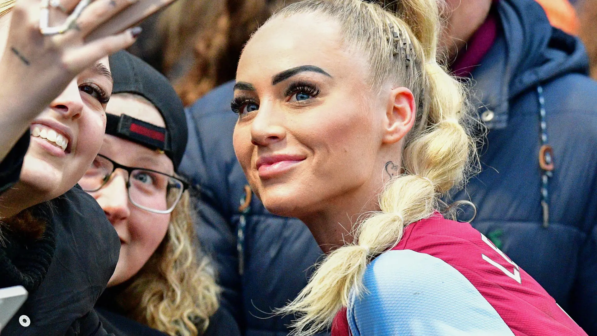 Alisha Lehmann of Aston Villa has a selfie with some Villa fans following the FA Women s Super League match between Brighton & Hove Albion Women and Aston Villa at The People s Pension Stadium on February 12th 2023 in Crawley, United Kingdom Where: Crawley, West Sussex, United Kingdom When: 12 Feb 2023 Credit: Jeff Mood/phcimages/Cover Images **NOT AVAILABLE FOR PUBLICATION IN UK NEWSPAPERS** PUBLICATIONxNOTxINxUKxFRA Copyright: xJeffxMood/phcimages/CoverxImagesx 52437444