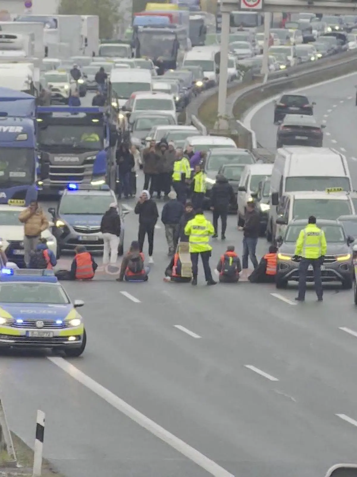 Autobahn zum BER blockiert