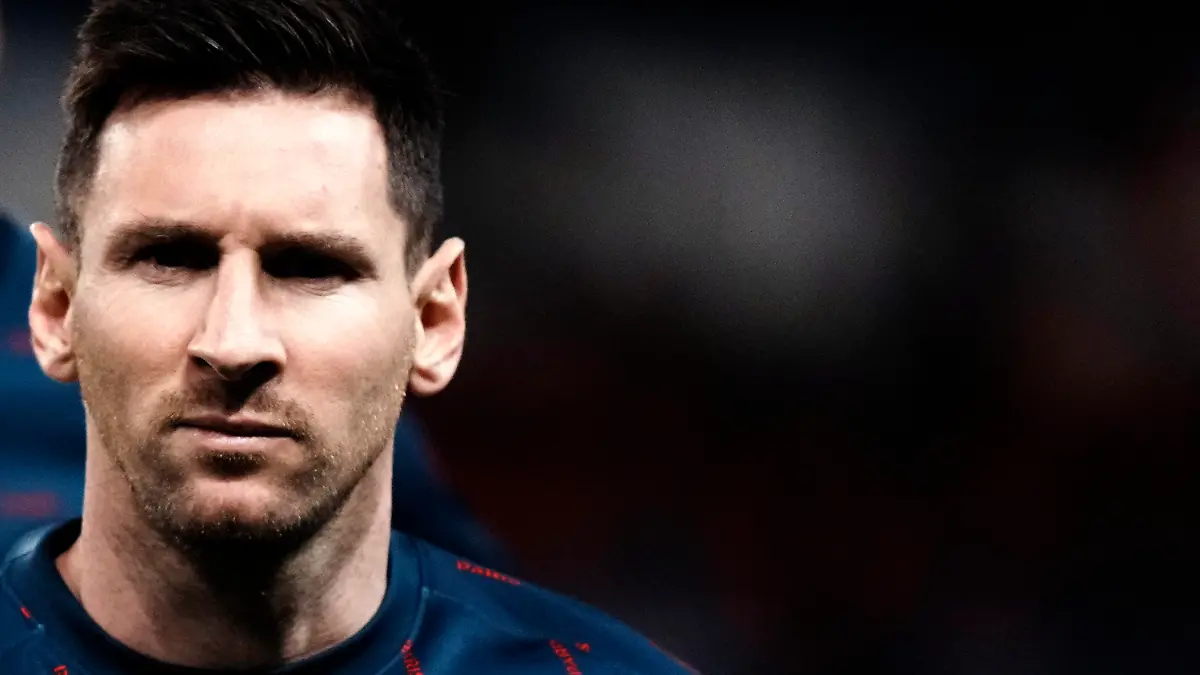 ARCHIV - 01.12.2021, Frankreich, Paris: Fußball: Ligue 1, Frankreich, Paris Saint-Germain - OGC Nizza, 16. Spieltag, Parc des Princes: Lionel Messi von Paris Saint-Germain wärmt sich vor dem Spiel auf (zu dpa: Messi: Sohn Thiago «setzt mich schrecklich unter Druck»). (zu dpa: «Messi: Sohn Thiago «setzt mich schrecklich unter Druck»») Foto: Thibault Camus/AP/dpa +++ dpa-Bildfunk +++