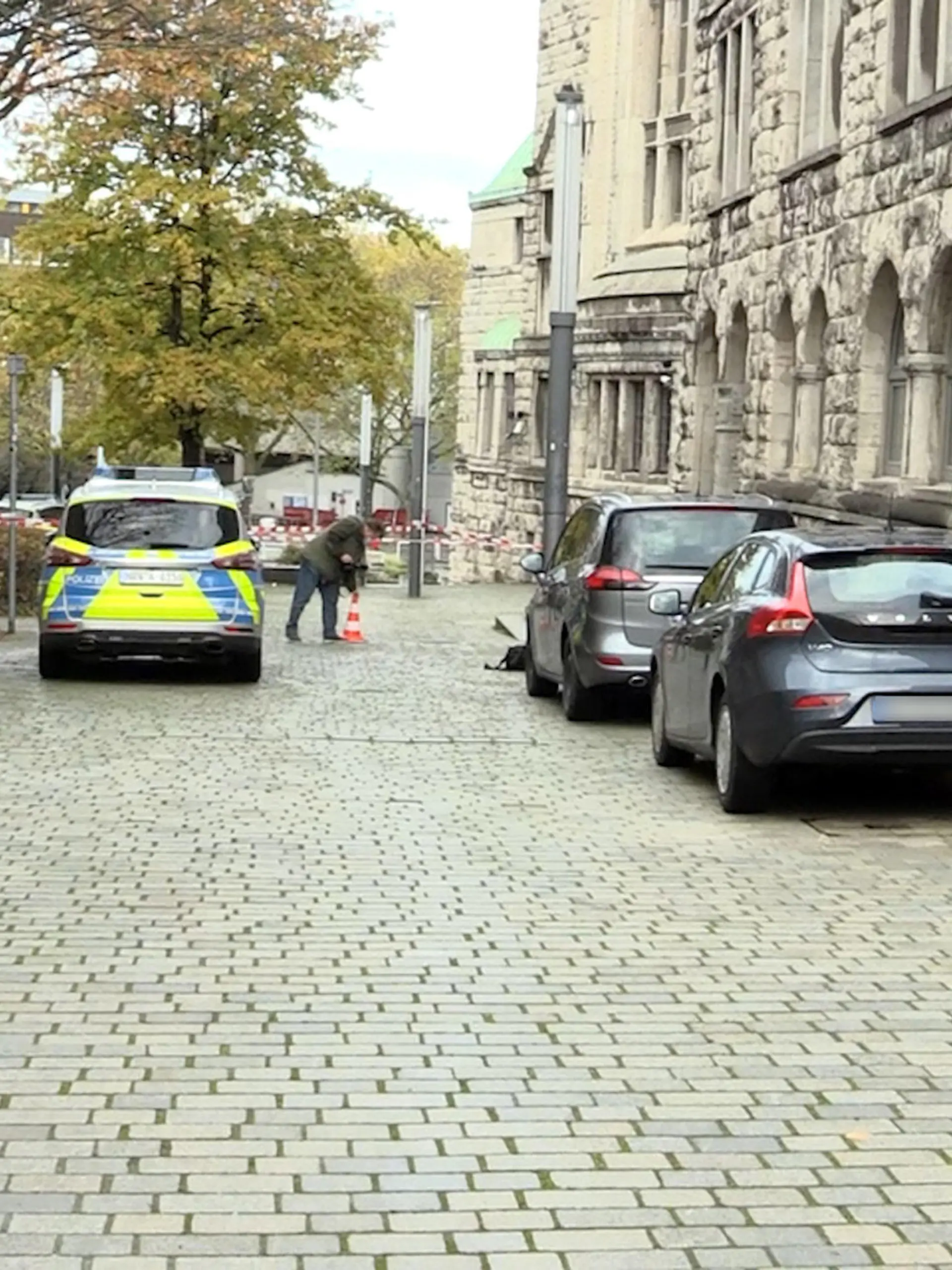 18.11.2022, Nordrhein-Westfalen, Essen: Einsatzkräfte der Polizei stehen am Rabbinerhaus bei der Alten Synagoge. Am Rabbinerhaus bei der Alten Synagoge in Essen sind Einschusslöcher gefunden worden. Es bestehe keine Gefahr, niemand sei verletzt, sagte eine Polizeisprecherin am Freitag. Es sei aber ein Sprengstoffspürhund im Einsatz, man habe zu dem Fall eine Ermittlungskommission eingesetzt. (zu dpa «Einschusslöcher bei Synagoge in Essen entdeckt») Foto: Justin Brosch/ANC-NEWS/dpa - ACHTUNG: Kennzeichen wurde(n) aus rechtlichen Gründen gepixelt +++ dpa-Bildfunk +++