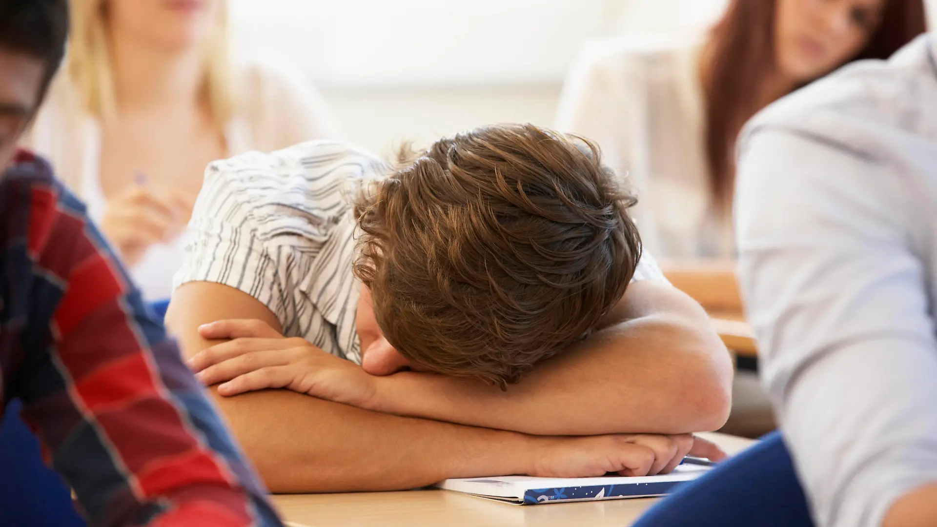 IMAGO Creative: Gesundheit, Burnout erschöpfung,schule,schüler,student,burn out,burnout,burnout-syndrom,burnoutsyndrom,erschöpft,schülerin,schülerinnen,studenten,studierende,studierender *** exhaustion,school,school children,college student,exhaustions,schools,school childrens,college students,student,students mmq-n6t ,model released, Symbolfoto