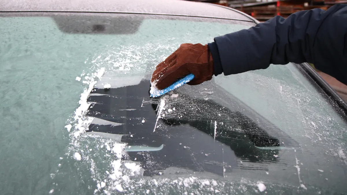 Winden Themenbild - Eis kratzen, Eiskratzen, Eiskratzer, Autoscheibe eisfrei machen Themenbild - Eis kratzen, Eiskratzen, Eiskratzer, Autoscheibe eisfrei machen eine Hand kratzt mit einem Eiskratzer die von Eis und Schnee festgefrorene Autoscheibe, Frontscheibe, frei Symbolbild, Themenbild, Featurebild *** winches theme picture ice scratching, ice scraping, ice scraper, make car window ice-free theme picture ice scratching, ice scraping, ice scraper, make car window ice-free one hand scratches with an ice scraper the car window frozen by ice and snow, windscreen, free symbol picture, theme picture, feature picture Copyright: xFleigx/xEibner-Pressefotox EP_dfg