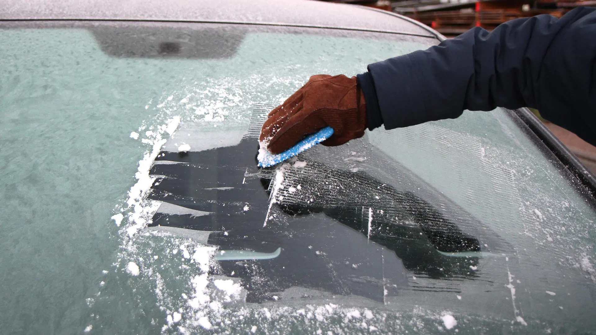 Winden Themenbild - Eis kratzen, Eiskratzen, Eiskratzer, Autoscheibe eisfrei machen Themenbild - Eis kratzen, Eiskratzen, Eiskratzer, Autoscheibe eisfrei machen eine Hand kratzt mit einem Eiskratzer die von Eis und Schnee festgefrorene Autoscheibe, Frontscheibe, frei Symbolbild, Themenbild, Featurebild *** winches theme picture ice scratching, ice scraping, ice scraper, make car window ice-free theme picture ice scratching, ice scraping, ice scraper, make car window ice-free one hand scratches with an ice scraper the car window frozen by ice and snow, windscreen, free symbol picture, theme picture, feature picture Copyright: xFleigx/xEibner-Pressefotox EP_dfg