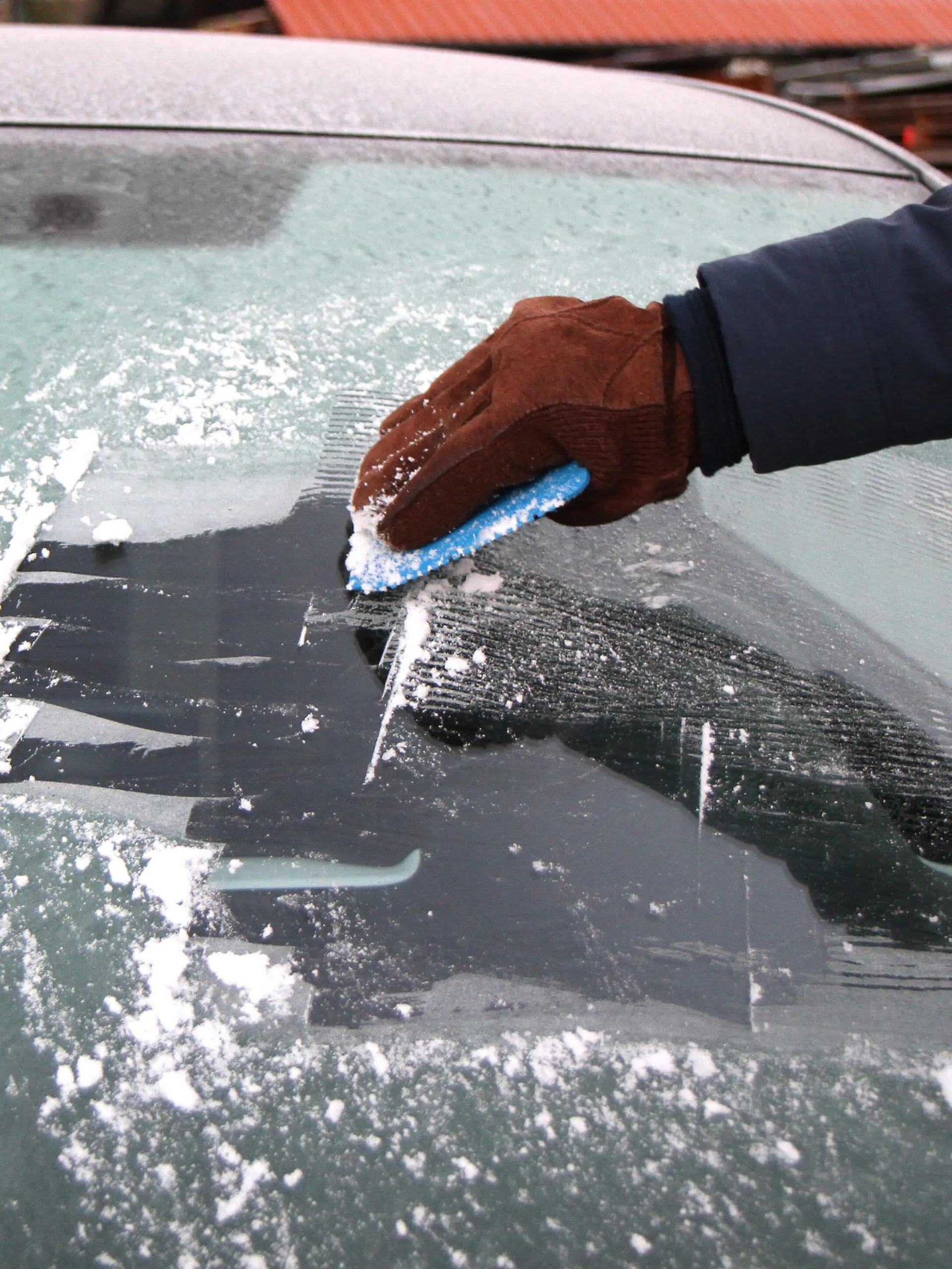  Winden Themenbild - Eis kratzen, Eiskratzen, Eiskratzer, Autoscheibe eisfrei machen Themenbild - Eis kratzen, Eiskratzen, Eiskratzer, Autoscheibe eisfrei machen eine Hand kratzt mit einem Eiskratzer die von Eis und Schnee festgefrorene Autoscheibe, Frontscheibe, frei Symbolbild, Themenbild, Featurebild *** winches theme picture ice scratching, ice scraping, ice scraper, make car window ice-free theme picture ice scratching, ice scraping, ice scraper, make car window ice-free one hand scratches with an ice scraper the car window frozen by ice and snow, windscreen, free symbol picture, theme picture, feature picture Copyright: xFleigx/xEibner-Pressefotox EP_dfg