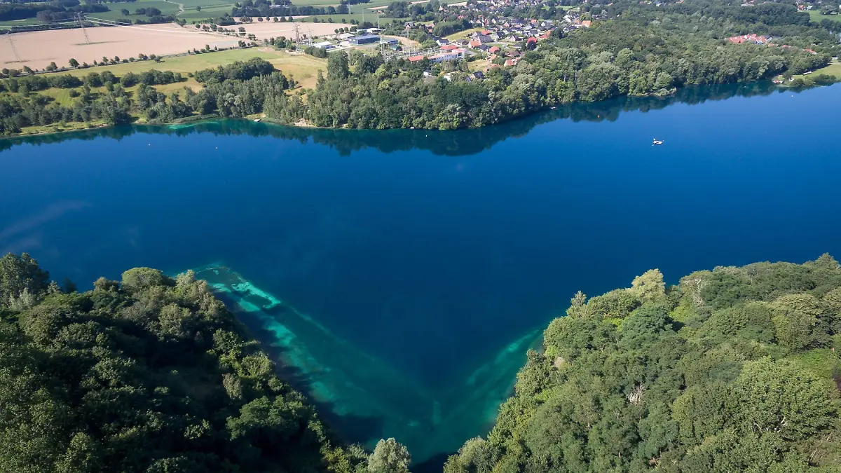 ARCHIV - 31.07.2020, Niedersachsen, Hemmoor: Der Kreidesee ist ein beliebtes Ziel für Taucher. (Luftbild mit einer Drohne) Bei einem Tauchlehrgang im Kreidesee ist eine 30-Jährige bei Hemmoor nahe Cuxhaven ertrunken.(zu dpa "30-Jährige ertrinkt bei Tauchlehrgang im Kreidesee nahe Cuxhaven") Foto: Sina Schuldt/dpa +++ dpa-Bildfunk +++