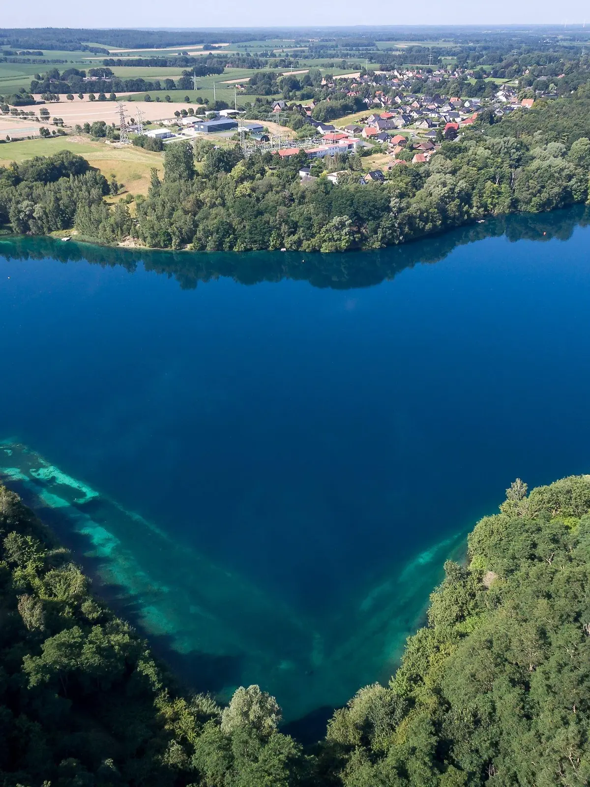 ARCHIV - 31.07.2020, Niedersachsen, Hemmoor: Der Kreidesee ist ein beliebtes Ziel für Taucher. (Luftbild mit einer Drohne) Bei einem Tauchlehrgang im Kreidesee ist eine 30-Jährige bei Hemmoor nahe Cuxhaven ertrunken.(zu dpa "30-Jährige ertrinkt bei Tauchlehrgang im Kreidesee nahe Cuxhaven") Foto: Sina Schuldt/dpa +++ dpa-Bildfunk +++