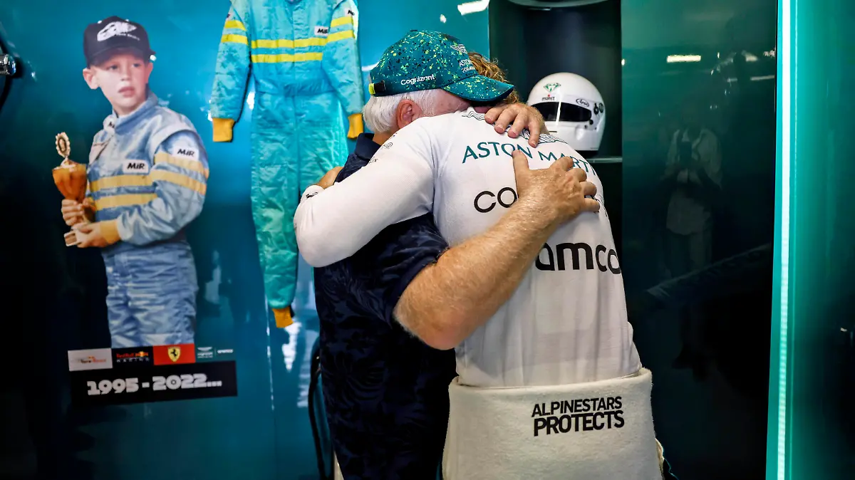 Formula 1 2022: Abu Dhabi GP YAS MARINA CIRCUIT, UNITED ARAB EMIRATES - NOVEMBER 18: Sebastian Vettel, Aston Martin, with his father Norbert during the Abu Dhabi GP at Yas Marina Circuit on Friday November 18, 2022 in Abu Dhabi, United Arab Emirates. Photo by Zak Mauger / LAT Images Images PUBLICATIONxINxGERxSUIxAUTxHUNxONLY GP2222_065057_U1A0915