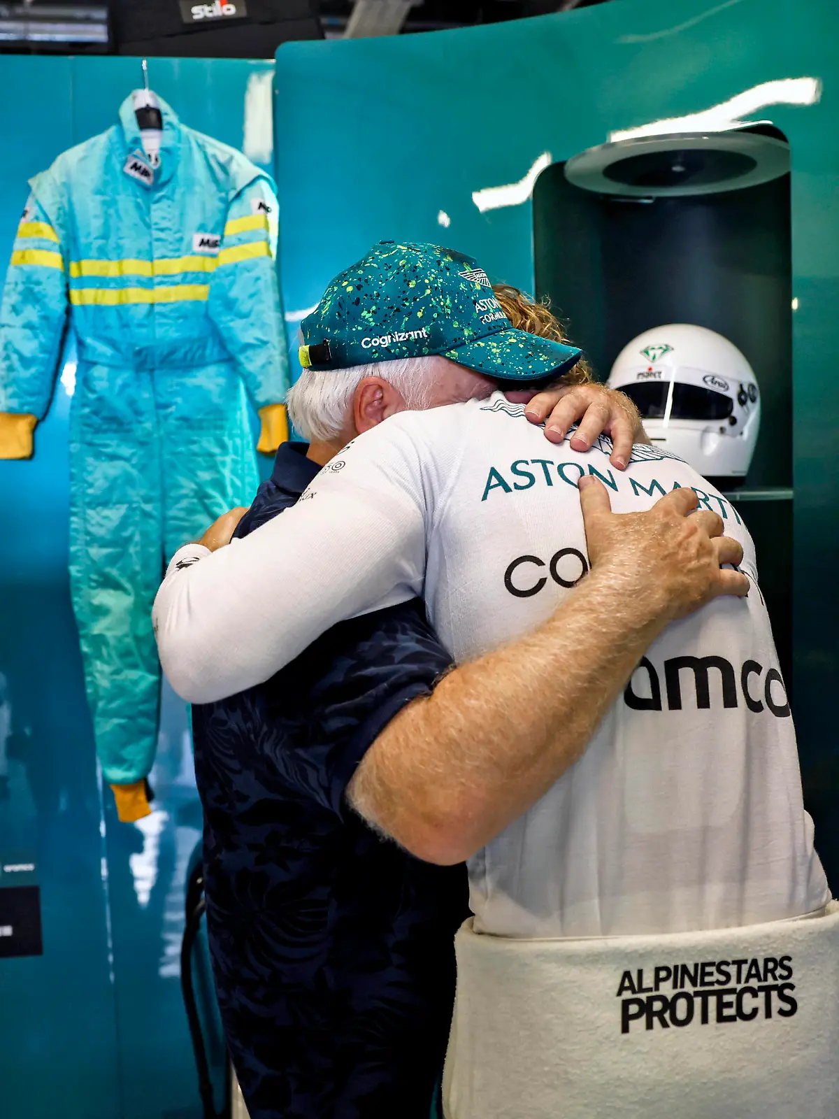  Formula 1 2022: Abu Dhabi GP YAS MARINA CIRCUIT, UNITED ARAB EMIRATES - NOVEMBER 18: Sebastian Vettel, Aston Martin, with his father Norbert during the Abu Dhabi GP at Yas Marina Circuit on Friday November 18, 2022 in Abu Dhabi, United Arab Emirates. Photo by Zak Mauger / LAT Images Images PUBLICATIONxINxGERxSUIxAUTxHUNxONLY GP2222_065057_U1A0915