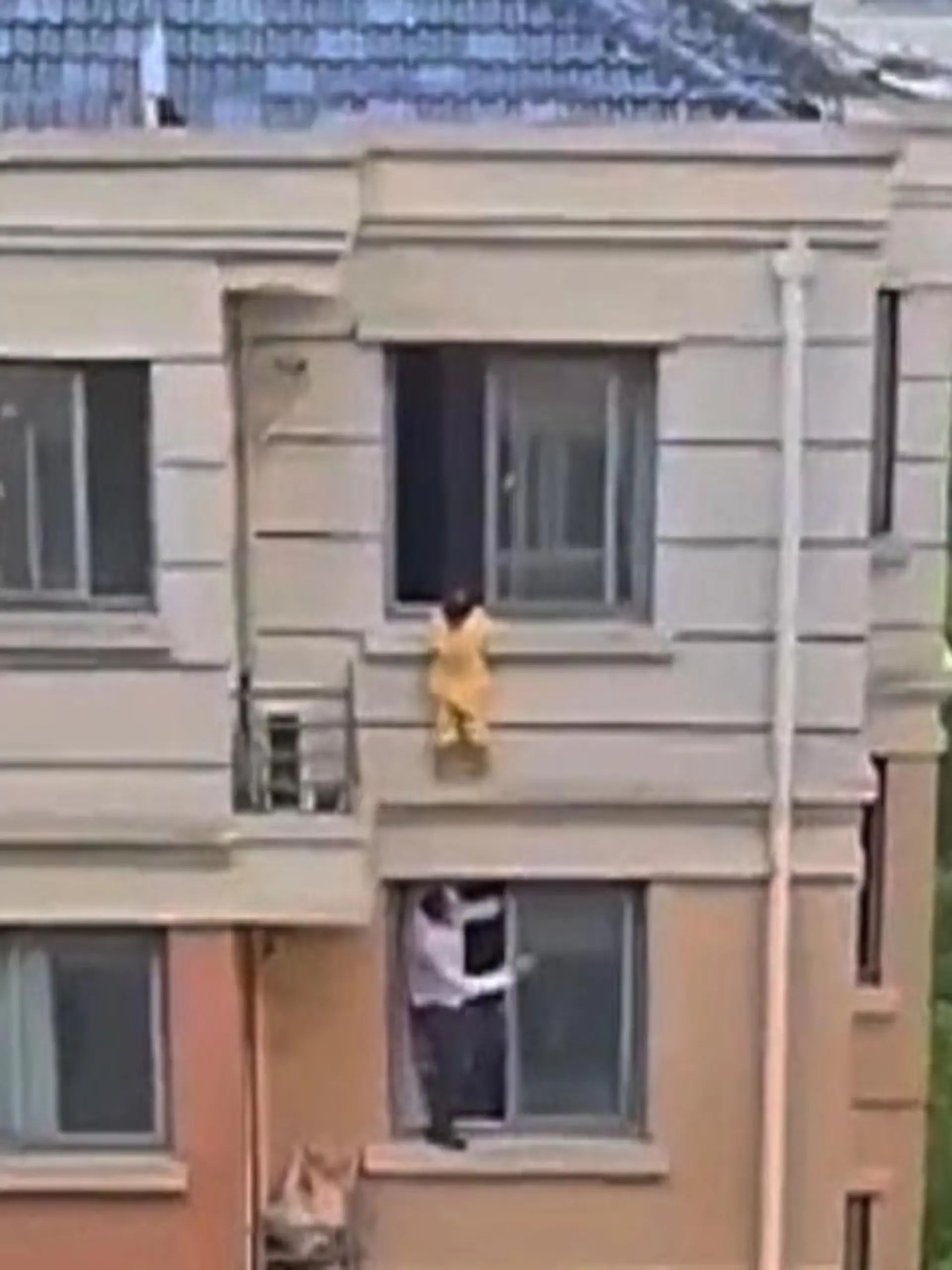 Als er bemerkt, dass die Tochter seiner Nachbarn am Fenster im fünften Stock baumelt und abzustürzen droht, reagiert Yuan Panpan blitzschnell und rettet die 4-Jährige.