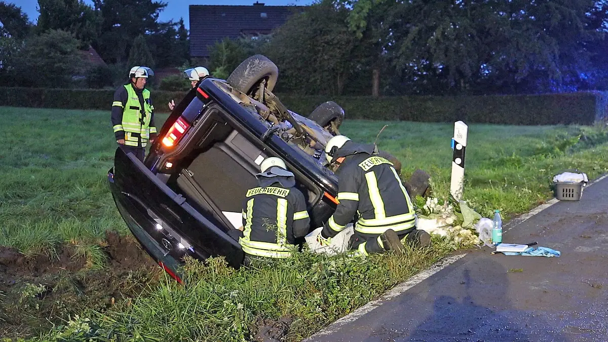 23.09.2023, Niedersachsen, Belm: Ein Transporter liegt nach einem Unfall auf dem Dach in einem Straßengraben. Ein frisch vermähltes Brautpaar und fünf Gäste der Hochzeitsfeier sind am Samstagmorgen bei dem Verkehrsunfall im Landkreis Osnabrück verletzt worden. Foto: ---/Nord-West-Media TV/dpa +++ dpa-Bildfunk +++