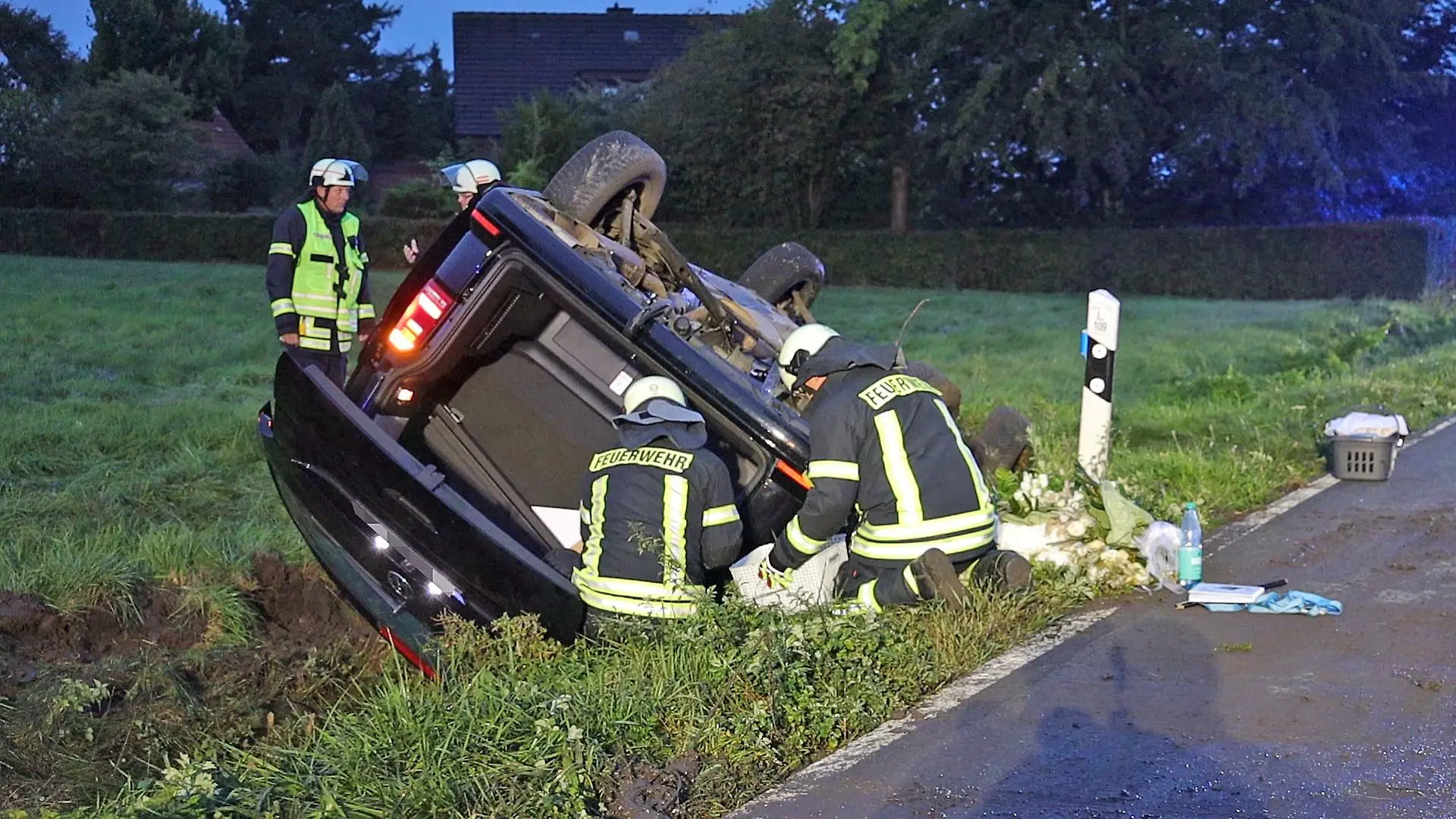 23.09.2023, Niedersachsen, Belm: Ein Transporter liegt nach einem Unfall auf dem Dach in einem Straßengraben. Ein frisch vermähltes Brautpaar und fünf Gäste der Hochzeitsfeier sind am Samstagmorgen bei dem Verkehrsunfall im Landkreis Osnabrück verletzt worden. Foto: ---/Nord-West-Media TV/dpa +++ dpa-Bildfunk +++