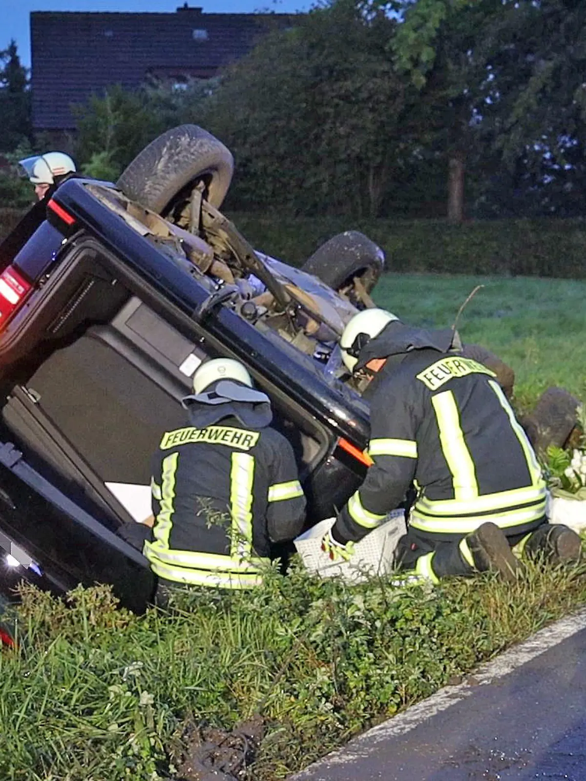 23.09.2023, Niedersachsen, Belm: Ein Transporter liegt nach einem Unfall auf dem Dach in einem Straßengraben. Ein frisch vermähltes Brautpaar und fünf Gäste der Hochzeitsfeier sind am Samstagmorgen bei dem Verkehrsunfall im Landkreis Osnabrück verletzt worden. Foto: ---/Nord-West-Media TV/dpa +++ dpa-Bildfunk +++