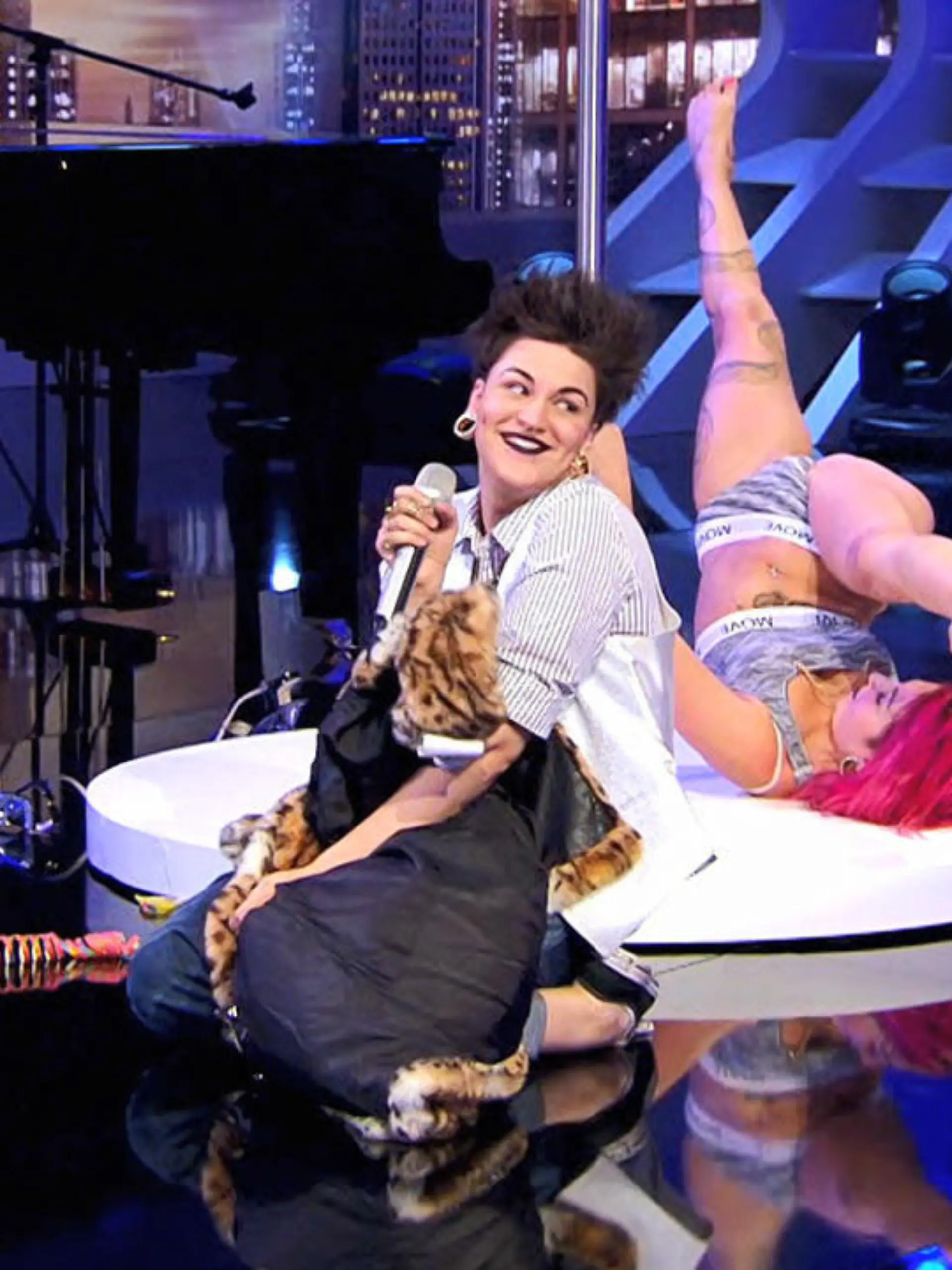 Kerry will um jeden Preis provozieren: Bei seinem Casting-Auftritt lässt er als besonderen Show-Effekt seine Schwester Mandy an der Poledance-Stange tanzen. 

Genutzt hat diese sexy Performance aber nicht viel. Dieter Bohlen findet Kerrys Auftritt zwar kurios, aber nicht gut. Seine Schwester könne besser tanzen als er singen. Für Michelle hat es gesanglich ebenfalls nicht gereicht. H.P. Baxxter sieht Kerry und seine Schwester eher in einem "Grusellabyrinth" als auf der Showbühne. Und Shirin David findet den Auftritt etwas befremdlich. Insgesamt also vier Mal "Nein" für Kurosh Bahrami.